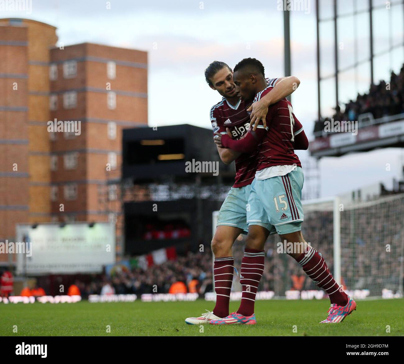 Diafra Sakho di West Ham ha segnato il terzo gol con Andy Carroll durante la partita della Barclays Premier League tra West Ham United e Swansea City a Upton Park, Londra, Inghilterra, il 7 dicembre 2014. Foto Stock