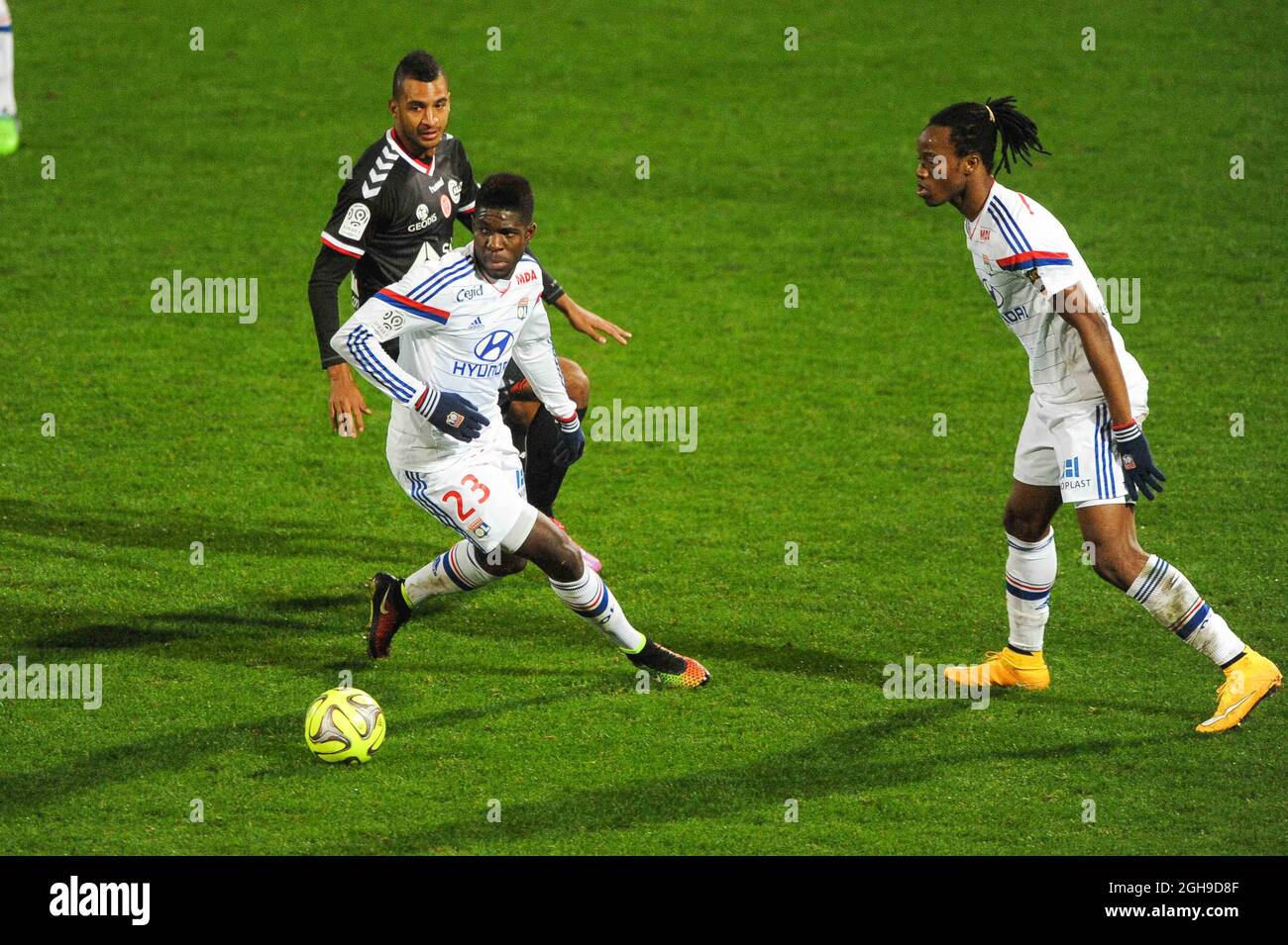 Samuel Umtiti in azione durante la partita Ligue 1 tra Stade de Reims e Lione allo Stade de Gerland in Francia il 04 dicembre 2014. Foto Stock
