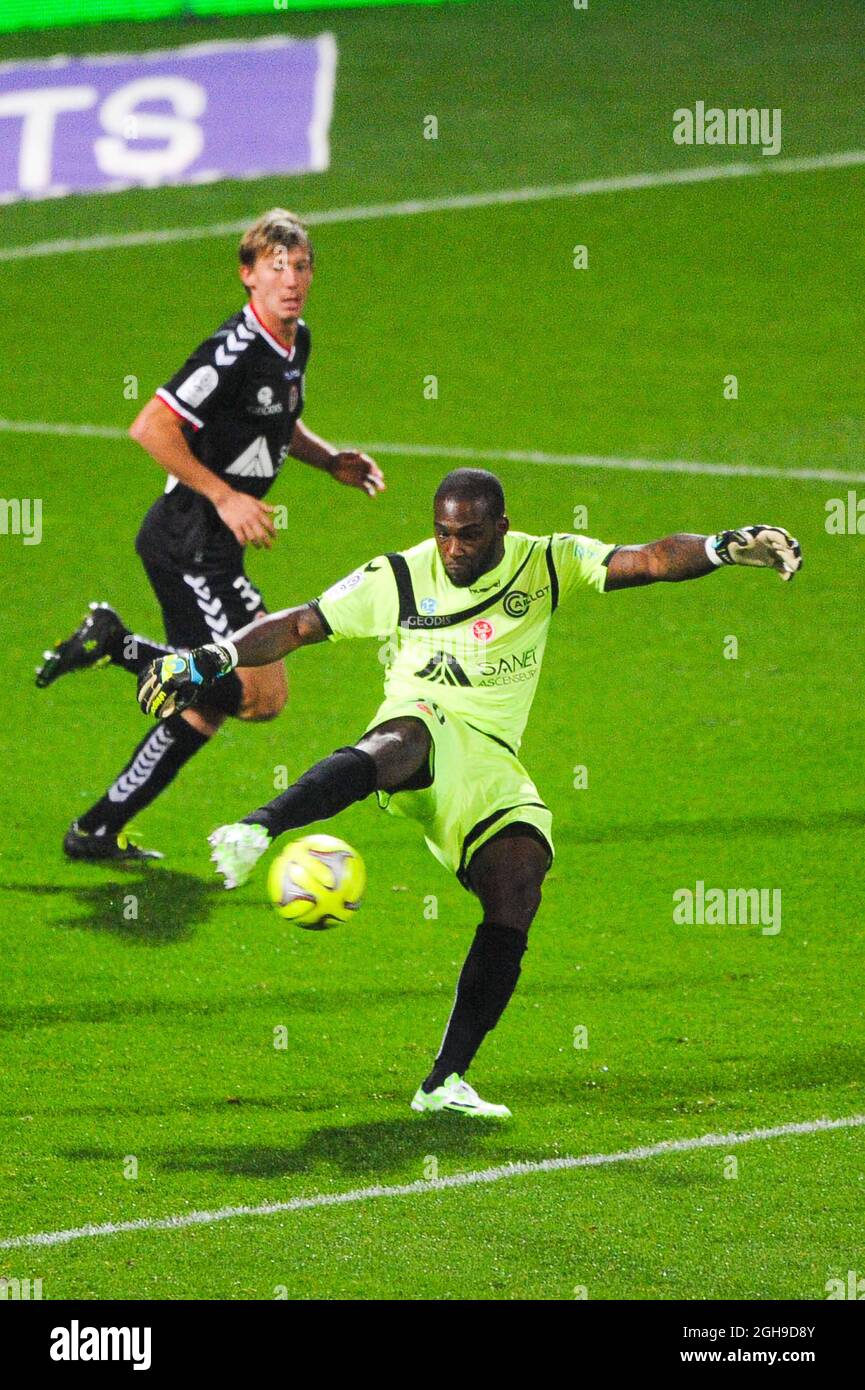 Johny Placide in azione durante la partita Ligue 1 tra Stade de Reims e Lione allo Stade de Gerland in Francia il 04 dicembre 2014. Foto Stock