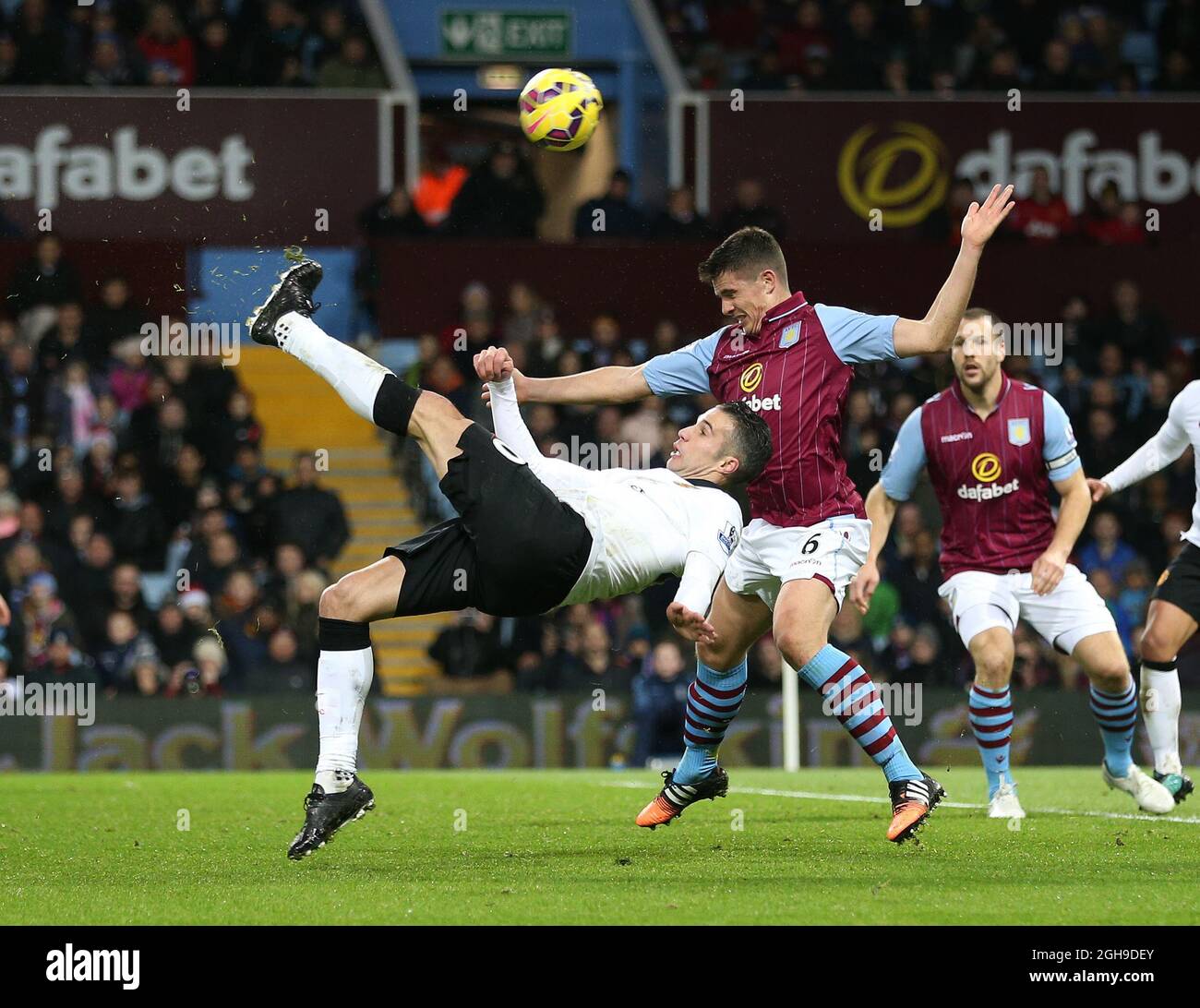 Robin Van Persie del Manchester United tenta un calcio d'testa durante la partita della Barclays Premier League tra Manchester City e Crystal Palace all'Etihad Stadium di Manchester il 20 dicembre 2014. Foto Stock