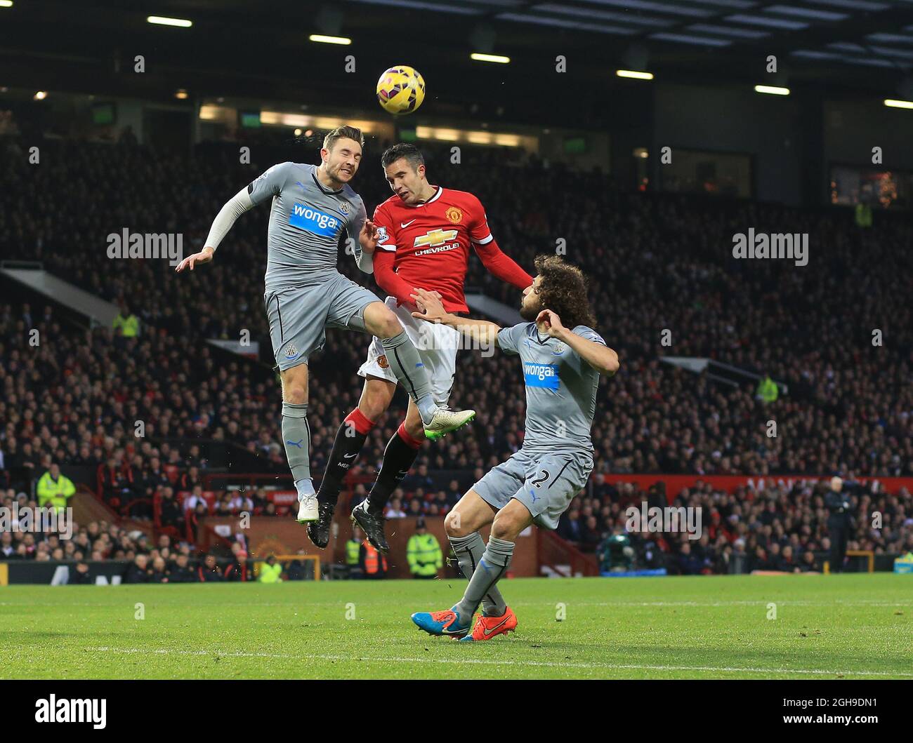 Robin van Persie del Manchester United si è scontrato con Paul Dummett di Newcastle durante la partita della Barclays Premier League tra il Manchester United e il Newcastle United all'Old Trafford Stadium di Manchester, Inghilterra, il 26 dicembre 2014. David Klein/ Foto Stock