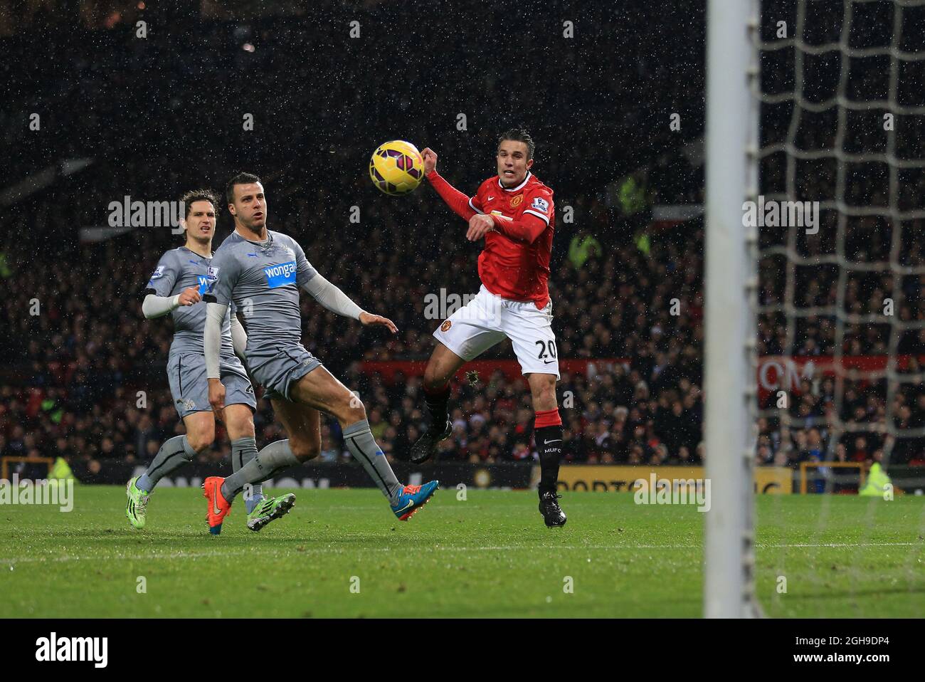 Robin Van Persie, il Manchester United, ha segnato il terzo gol durante la partita della Barclays Premier League tra il Manchester United e il Newcastle United all'Old Trafford Stadium di Manchester, Inghilterra, il 26 dicembre 2014. David Klein/ Foto Stock