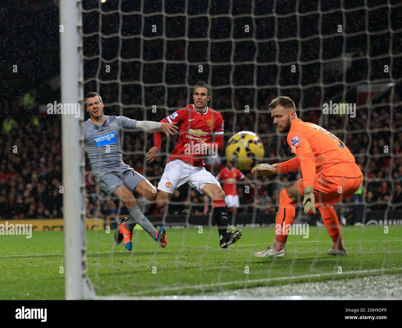 Robin Van Persie, il Manchester United, ha segnato il terzo gol durante la partita della Barclays Premier League tra il Manchester United e il Newcastle United all'Old Trafford Stadium di Manchester, Inghilterra, il 26 dicembre 2014. David Klein/ Foto Stock