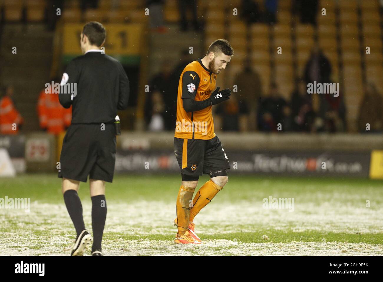 Matt Doherty of Wolves reagisce in seguito alla sua penalità mancata durante la terza partita della fa Cup Round Replay tra Wolverhampton Wanderers e Fulham al Molineux Wolverhampton il 13 gennaio 2015. Foto Stock