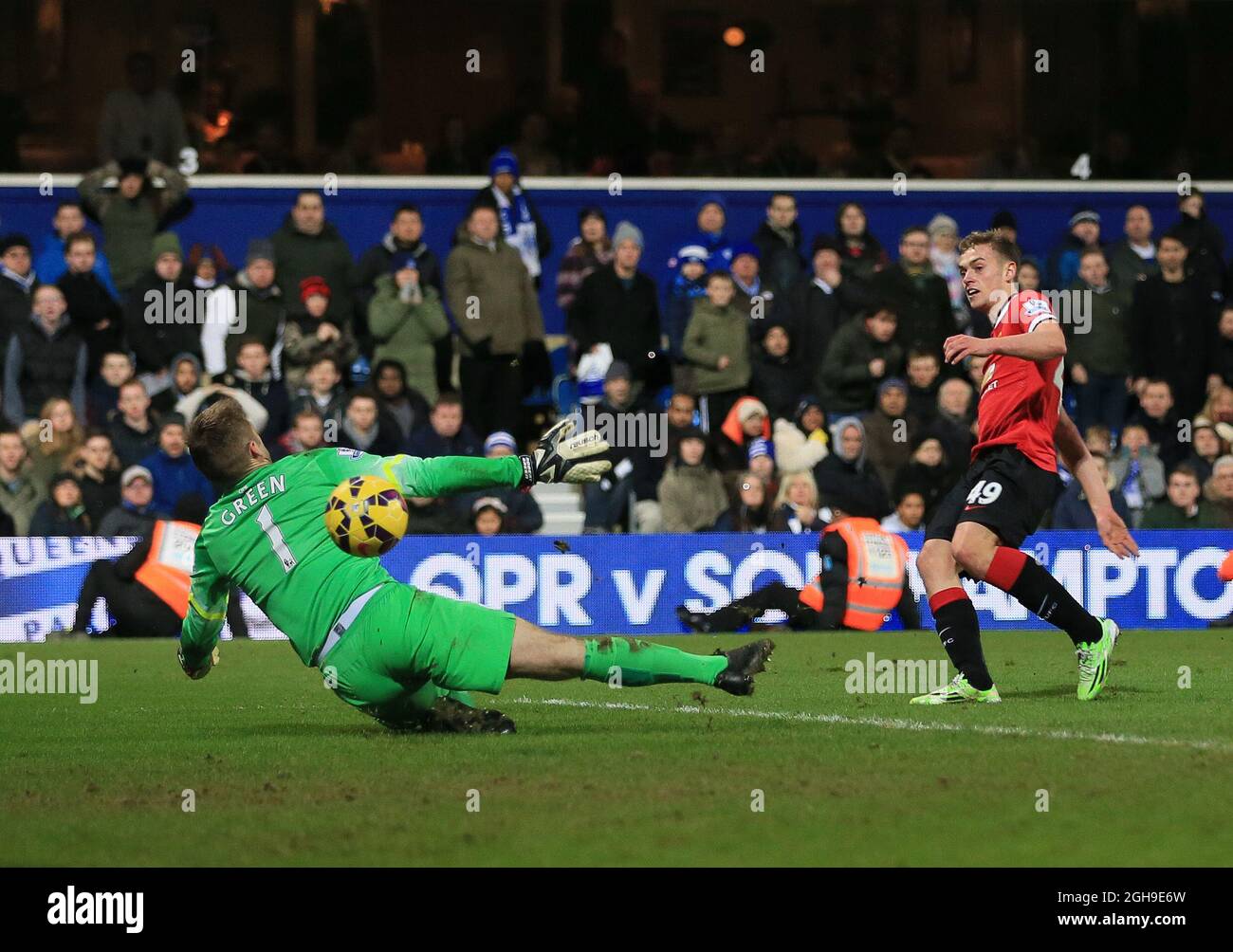 James Wilson di Manchester United ha segnato il secondo gol al suo fianco durante la partita della Barclays Premier League tra i Queens Park Rangers e il Manchester United a Loftus Road, Londra, il 17 gennaio 2015. Foto Stock