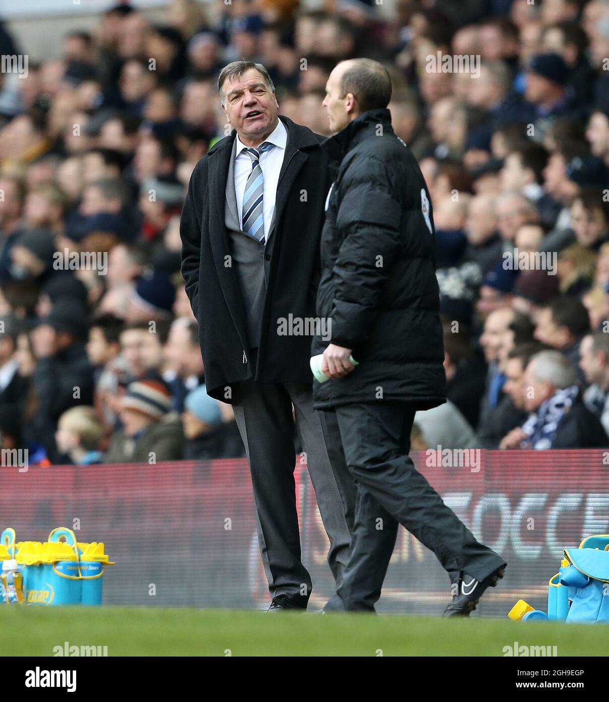 Sam Allardyce di West Ham guarda in modo sconcertato durante la partita della Barclays Premier League tra Tottenham Hotspur e West Ham United al White Hart Lane in Inghilterra il 22 febbraio 2015. Foto Stock