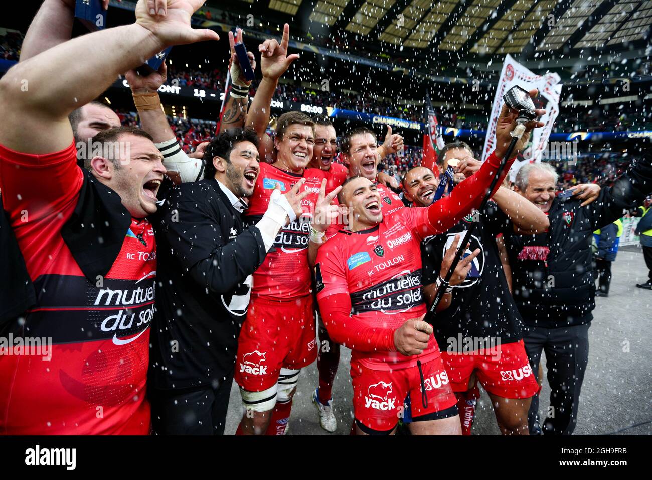 La squadra di Tolone durante la partita finale della European Rugby Champions Cup 2015 tra ASM Clermont Auvergne e RC Toulon al Twickenham Stadium, Londra, Regno Unito, il 2 maggio 2015. Charlie Forgham-Bailey Foto Stock