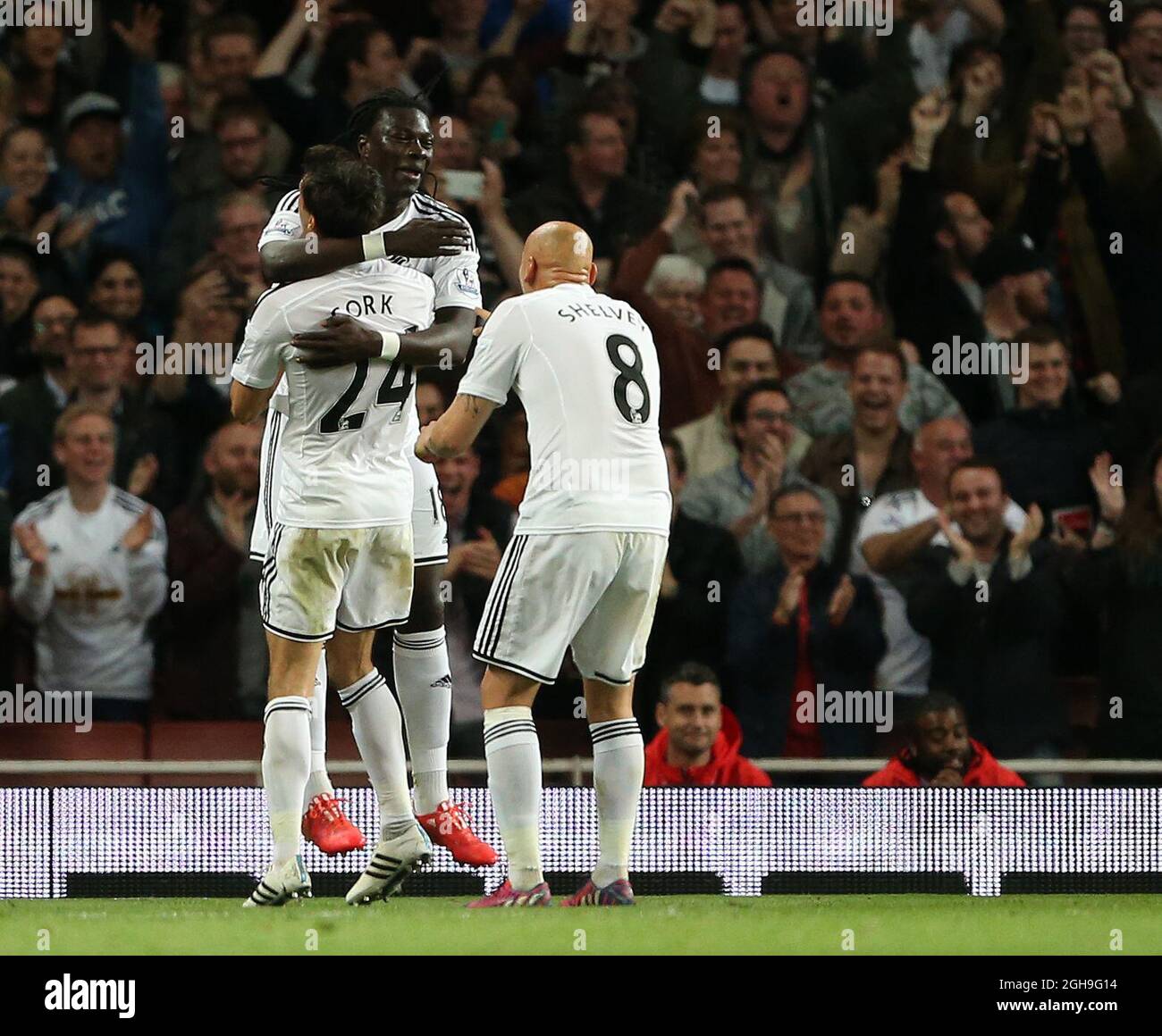 Il Bafetimbi Gomis di Swansea celebra il suo traguardo di apertura durante la partita della Barclays Premier League tra Arsenal e Swansea City all'Emirates Stadium in Inghilterra l'11 maggio 2015. Foto Stock