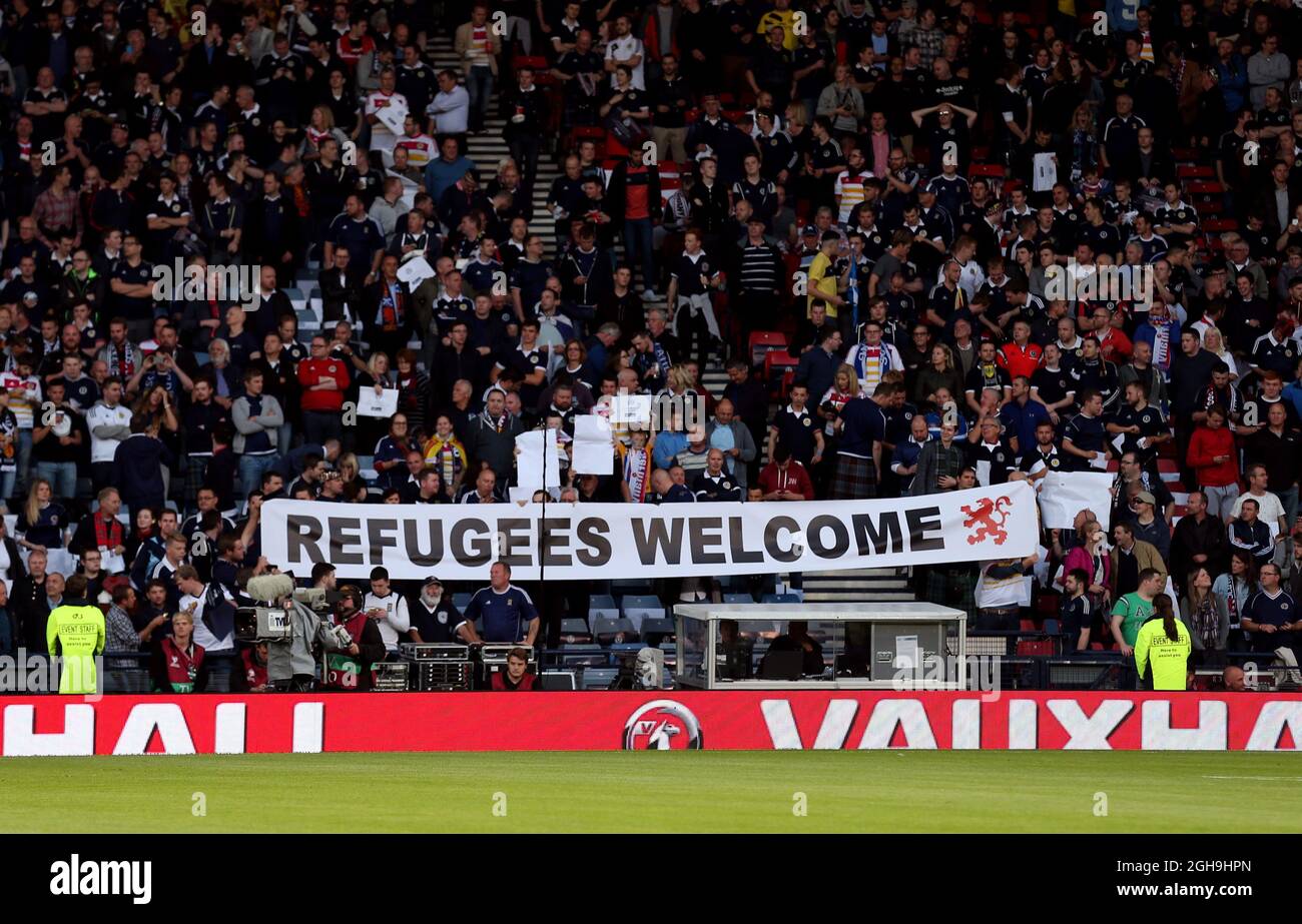 Immagine #: 39444876 7 Settembre 2015 - Glasgow, Regno Unito - Scozia i tifosi hanno in mano una bandiera accoglienza rifugiati - European Qualifier - Scozia v Germania - Hampden Park Stadium - Glasgow - Scozia - 7 Settembre 2015 - Simon Bellis Foto Stock