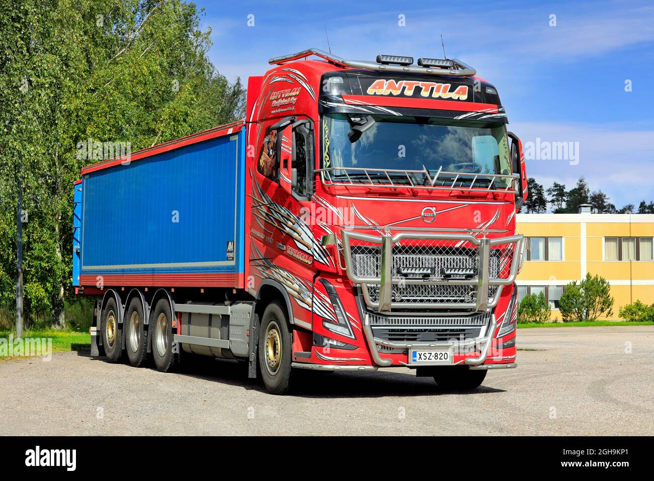 Nuovo autocarro per granella Volvo FH16 splendidamente personalizzato con rimorchio a tramoggia parcheggiato nel cantiere asfaltato del granaio Pernio. Salo, Finlandia. Agosto 29, 2021. Foto Stock