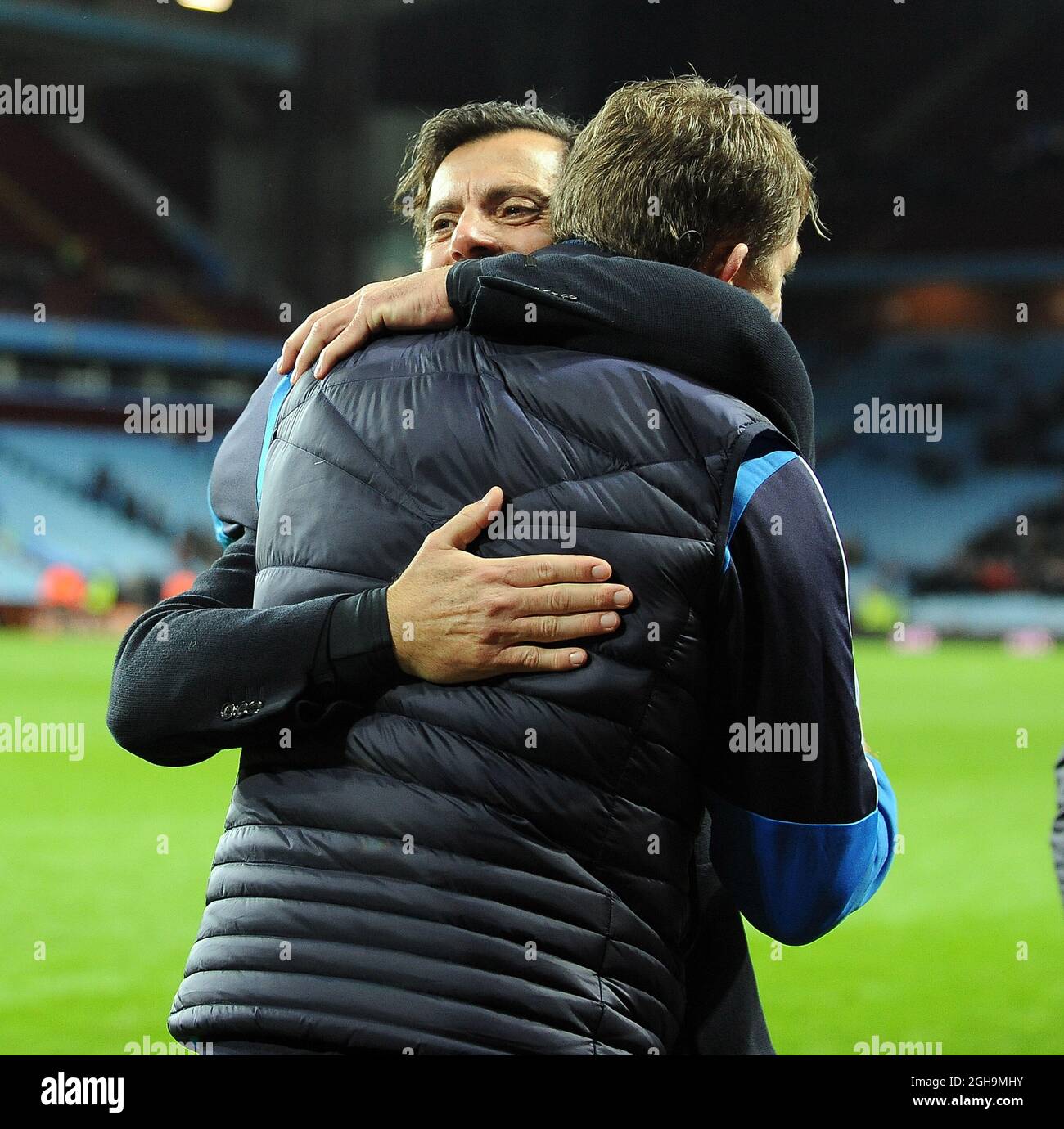 Image #: 41385096 Nov 28, 2015 - Birmingham, Regno Unito - il manager di Watford Quique Flores abbraccia un collega di squadra alla fine del gioco.- Barclays Premier League - Aston Villa vs Watford - Villa Park - Birmingham - Inghilterra - 28 Novembre 2015 - Robin Parker Foto Stock