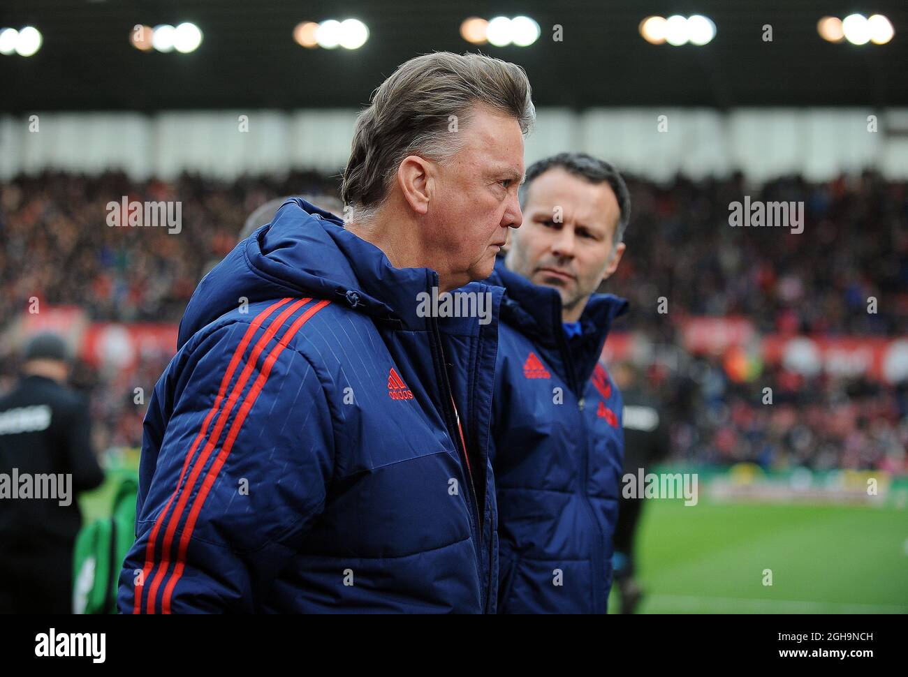 Image #: 41635732 Dec 26, 2015 - Stoke on Trent, Regno Unito - Manchester United Manager Louis van Gaal e Manchester United Assistant Manager Ryan Giggs si dimenano a metà tempo.- Barclays Premier League - Stoke City vs Manchester United - Britannia Stadium - Stoke on Trent - Inghilterra - 26 dicembre 2015 Foto Stock