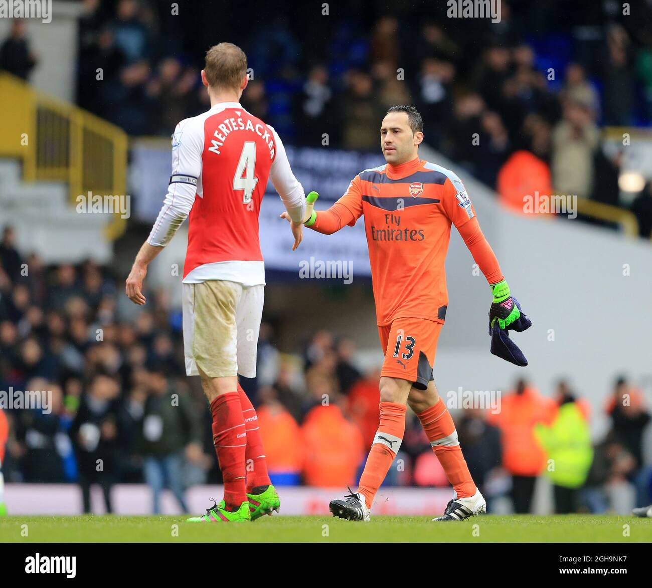 Per Mertesacker scuote le mani con David Ospina - English Premier League - Tottenham Hotspur vs Arsenal - White Hart Lane - Londra - Inghilterra - 5 Marzo 2016 - Pic David Klein/Sportimage Foto Stock