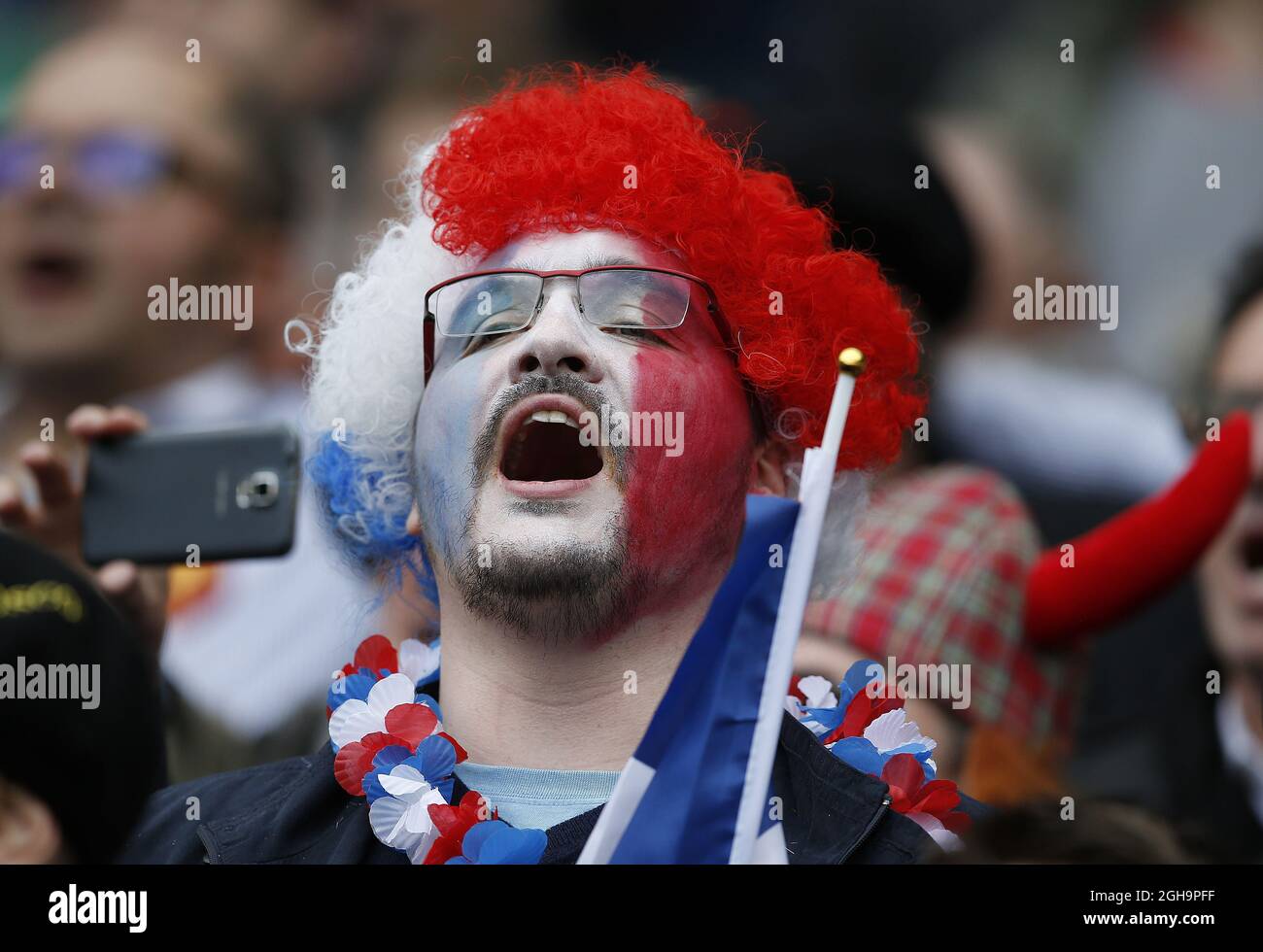 Fan francese che cantano l'inno durante la partita delle sei Nazioni RBS del 2016 al Murrayfield Stadium di Edimburgo. Il credito fotografico dovrebbe essere: Simon Bellis/Sportimage via PA Images Foto Stock