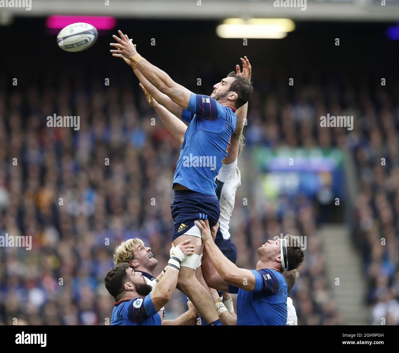 Yoann Maestri di Francia durante la partita delle sei Nazioni RBS del 2016 al Murrayfield Stadium di Edimburgo. Il credito fotografico deve essere: Simon Bellis/Sportimage Foto Stock