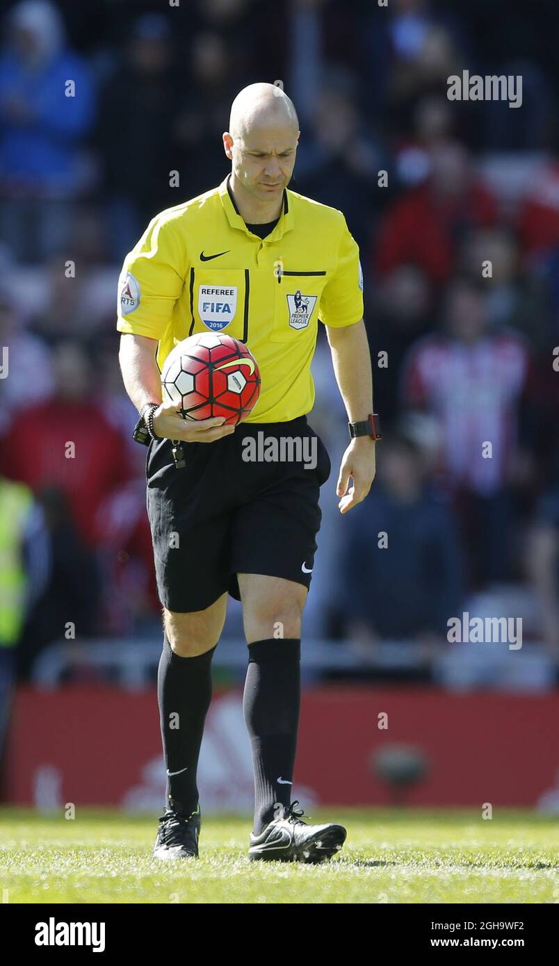 L'arbitro Anthony Taylor esce con la palla durante la partita della Barclays Premier League allo Stadio della luce. Il credito fotografico dovrebbe essere: Simon Bellis/Sportimage via PA Images Foto Stock