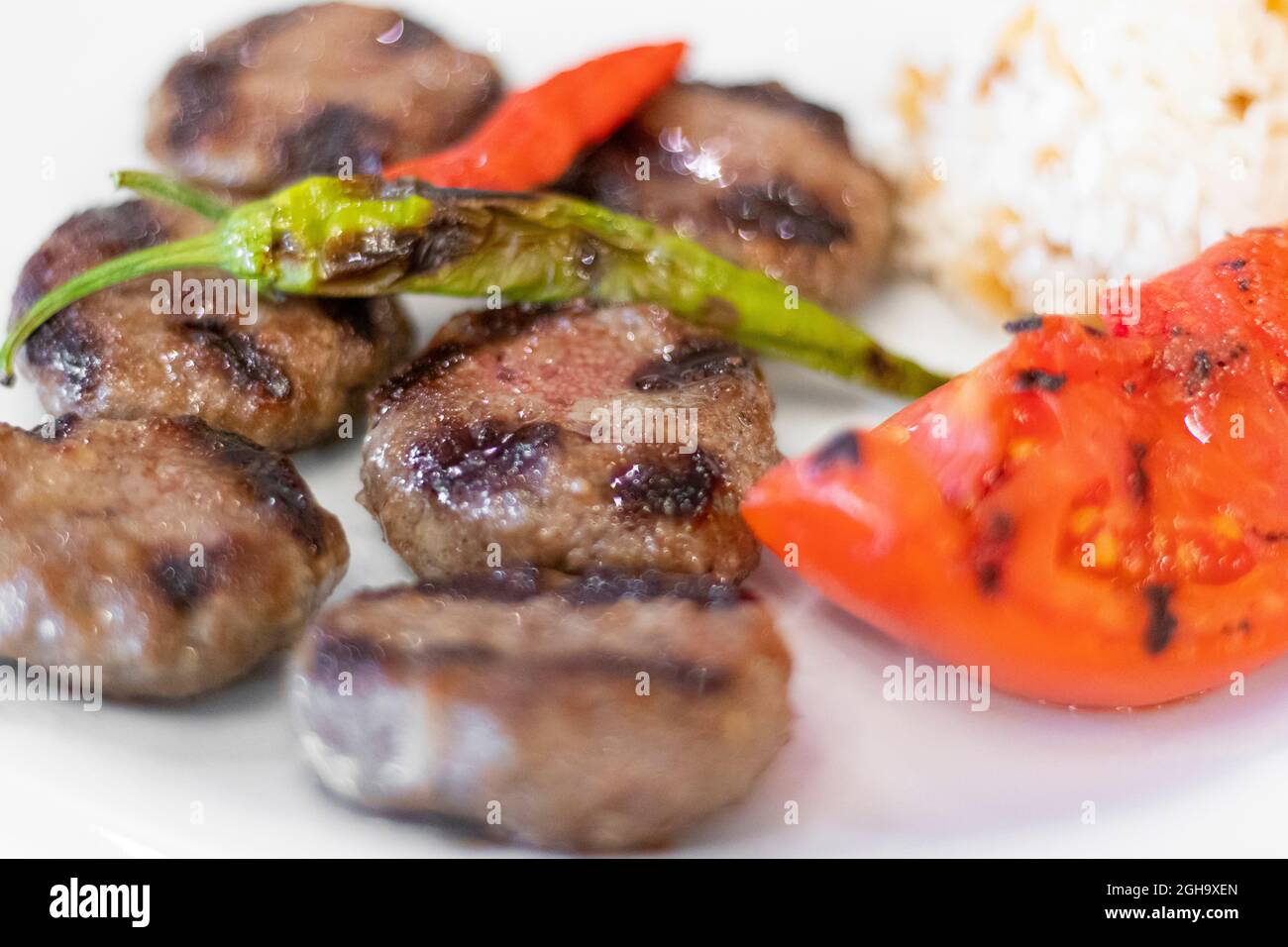 Primo piano deliziose polpette turche con riso, pomodoro e peperoni. Foto Stock