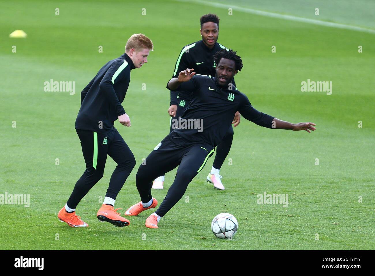 Kevin De Bruyne e Wilfried Bony di Manchester City durante l'addestramento della UEFA Champions League presso l'Etihad Campus. Il credito fotografico dovrebbe essere: Philip Oldham/Sportimage via PA Images Foto Stock