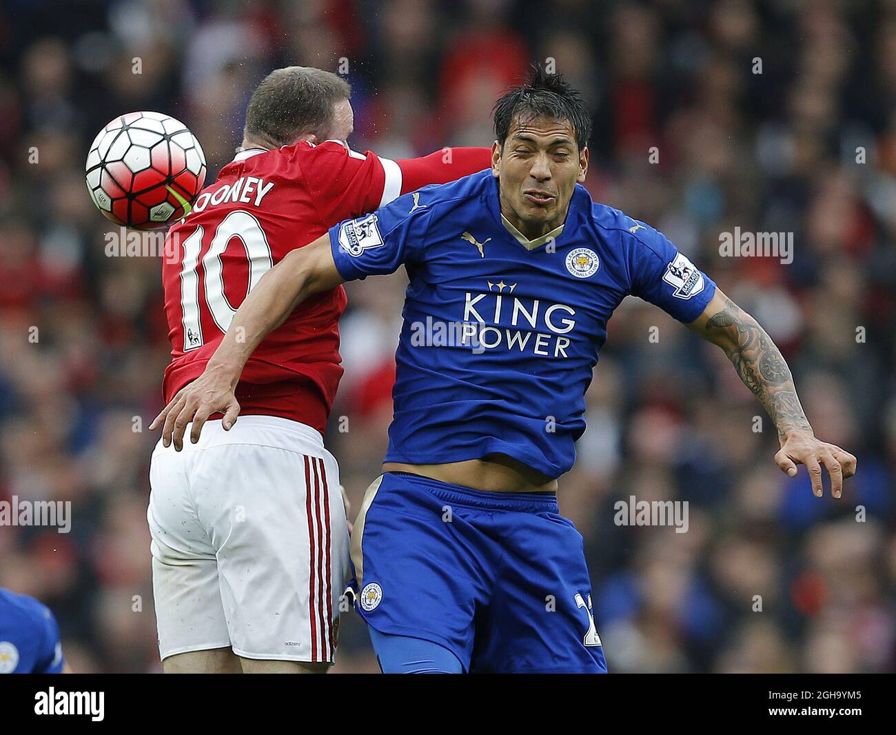 Wayne Rooney di Manchester United sfida Leonardo Ulloa di Leicester City durante la partita della Barclays Premier League all'Old Trafford Stadium. Il credito fotografico dovrebbe essere: Simon Bellis/Sportimage via PA Images - Newcastle Utd vs Tottenham - St James' Park Stadium - Newcastle upon Tyne - Inghilterra - 19 Aprile 2015 - Foto Phil Oldham/Sportimage Foto Stock