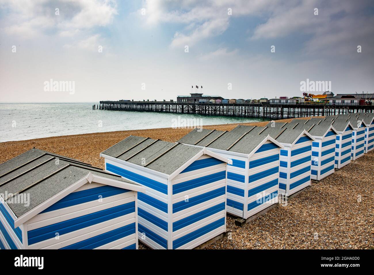 Hastings Pier e Beach Huts Foto Stock