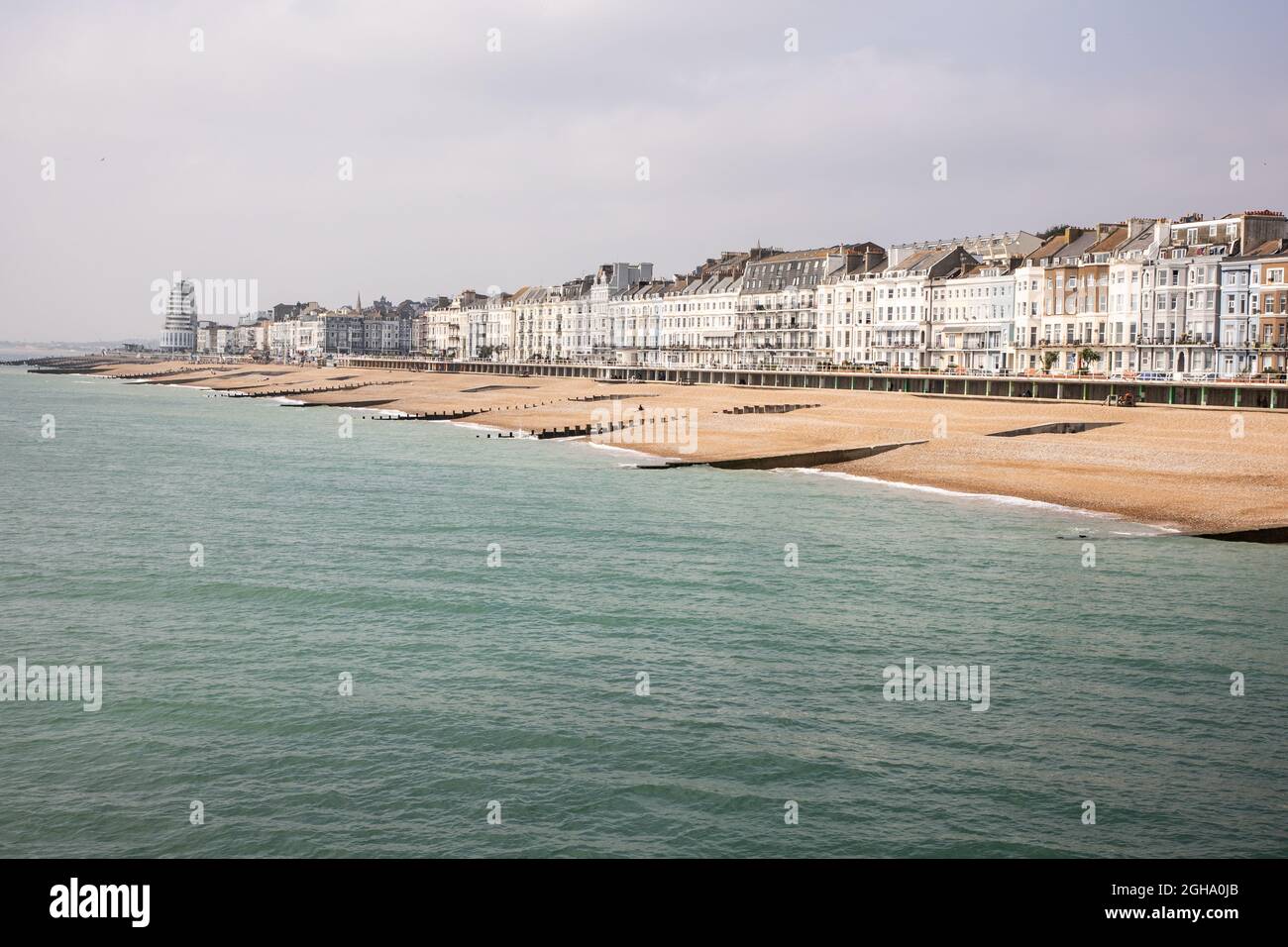 Dal Molo di Hastings in direzione di St Leonards Foto Stock