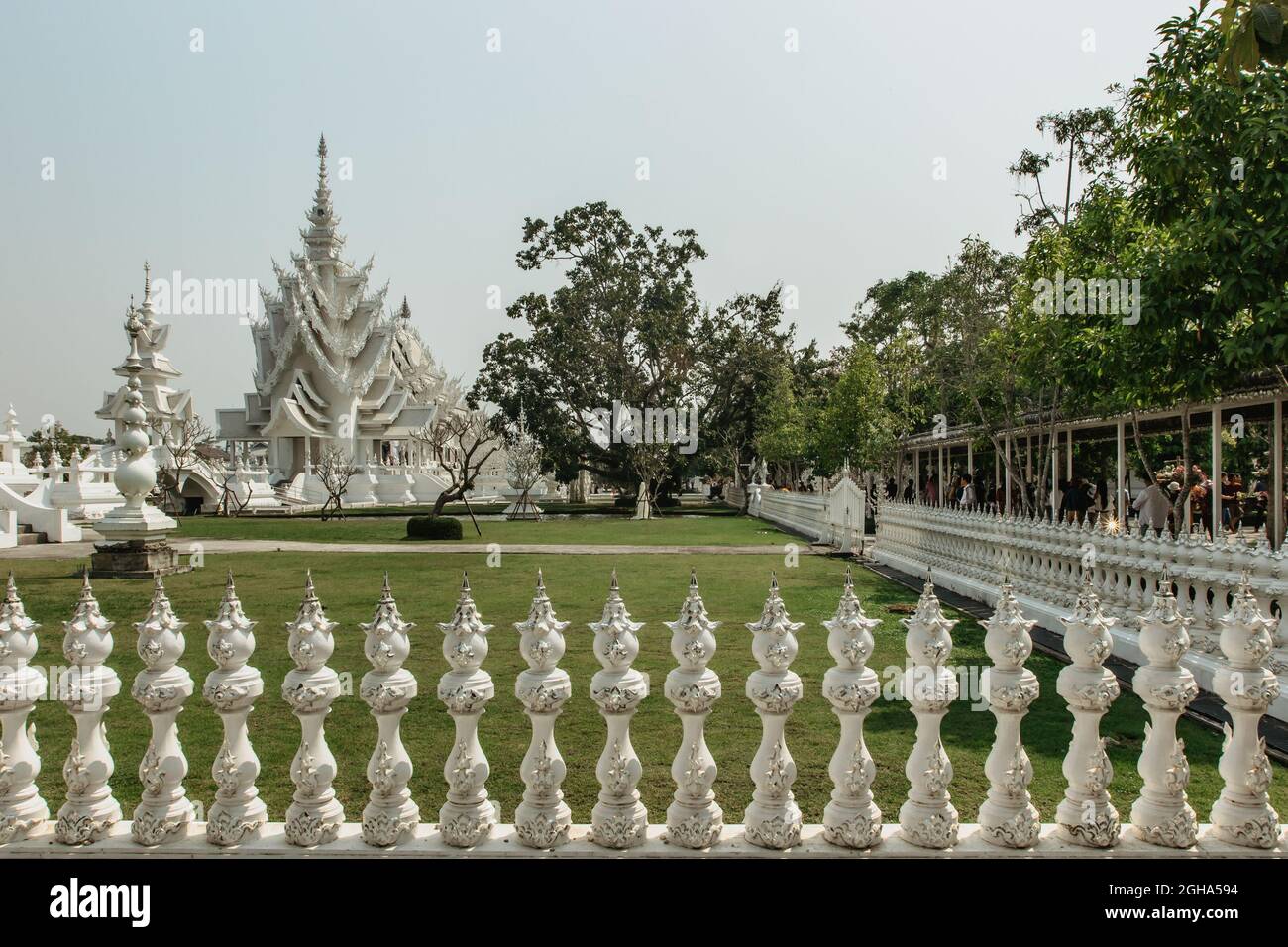 Chiang Rai, Thailandia - 16 febbraio 2020. Tempio bianco Wat Rong Khun nel nord Thailandia. Tempio buddista tailandese coperto con inserti di vetro. Turista asiatico Foto Stock