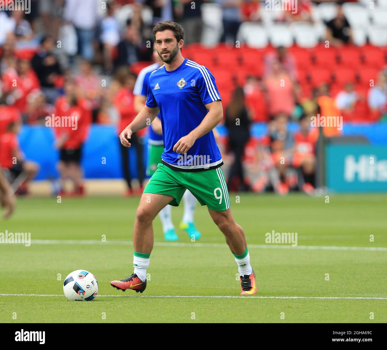 Will Grigg dell'Irlanda del Nord si riscalda durante la partita del Campionato europeo UEFA 2016 al Parc des Princes di Parigi. Data foto 25 giugno 2016 Pic David Klein/Sportimage via PA Images Foto Stock