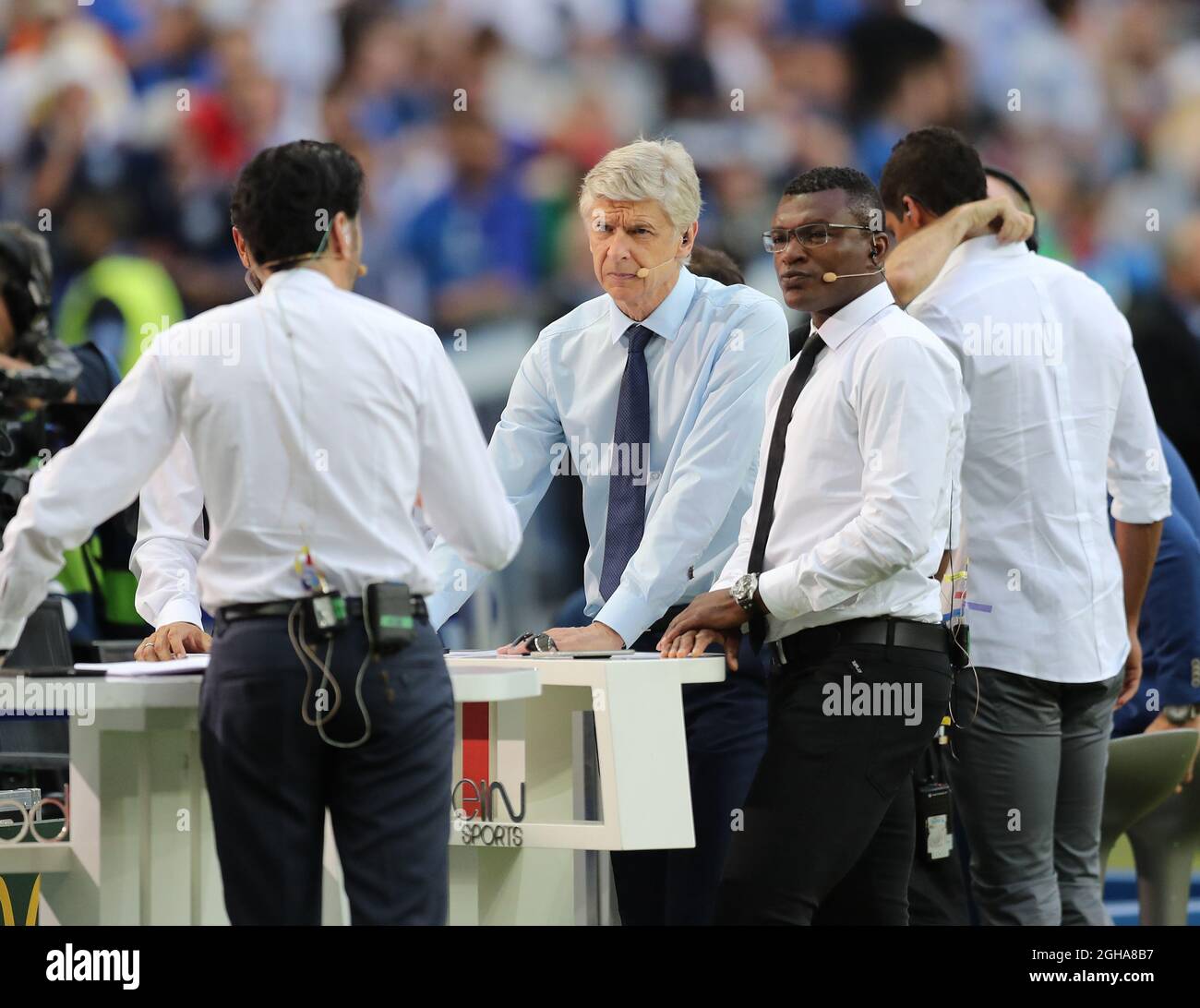 Arsene Wenger, direttore dell'Arsenal, lavora come un pugno televisivo durante la finale del Campionato europeo UEFA 2016 allo Stade de France di Parigi. Data foto 10 luglio 2016 Pic David Klein/Sportimage via PA Images Foto Stock