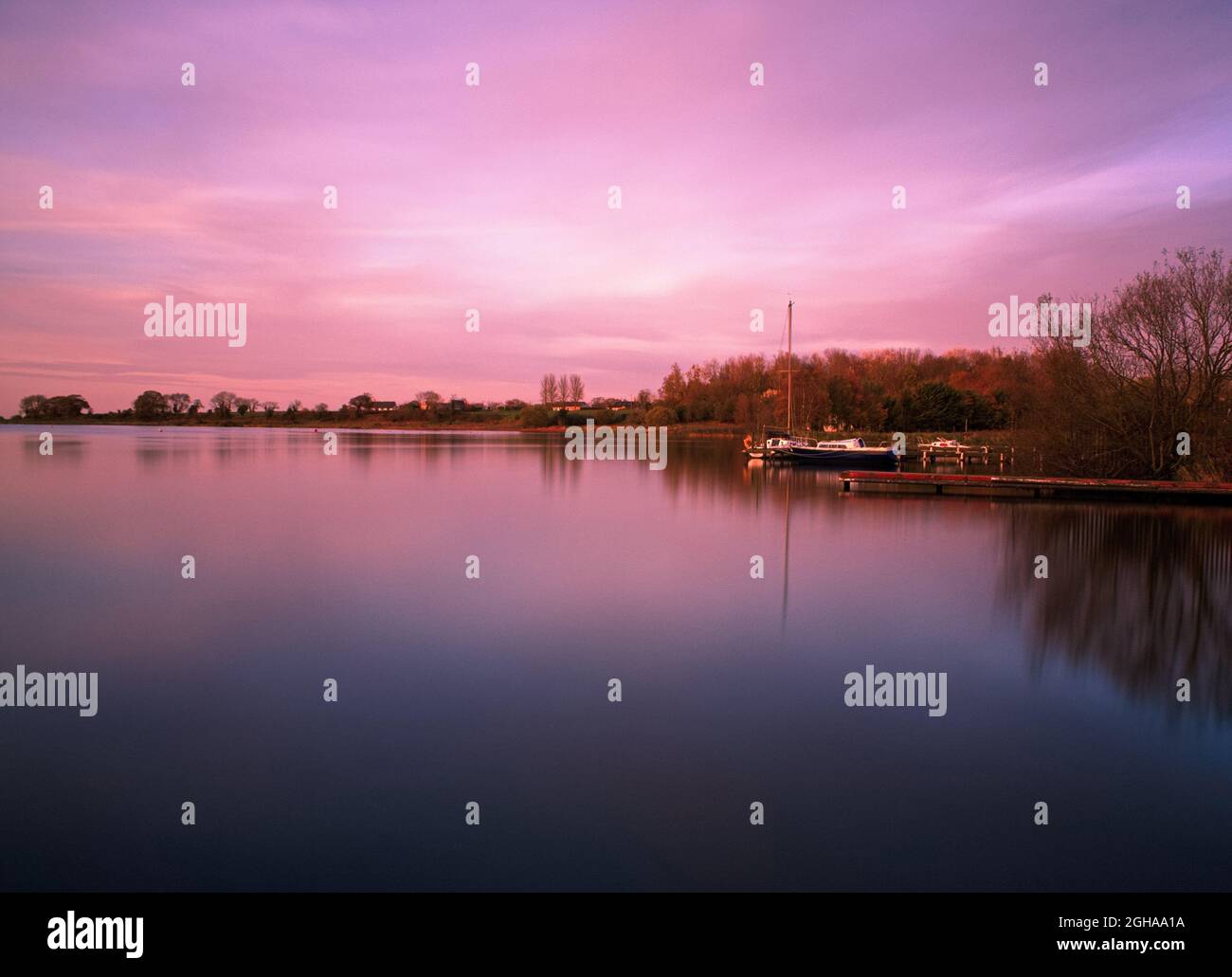 Bellissimo tramonto d'autunno sopra Kinnego Marina, Lough Neagh, Irlanda del Nord Foto Stock