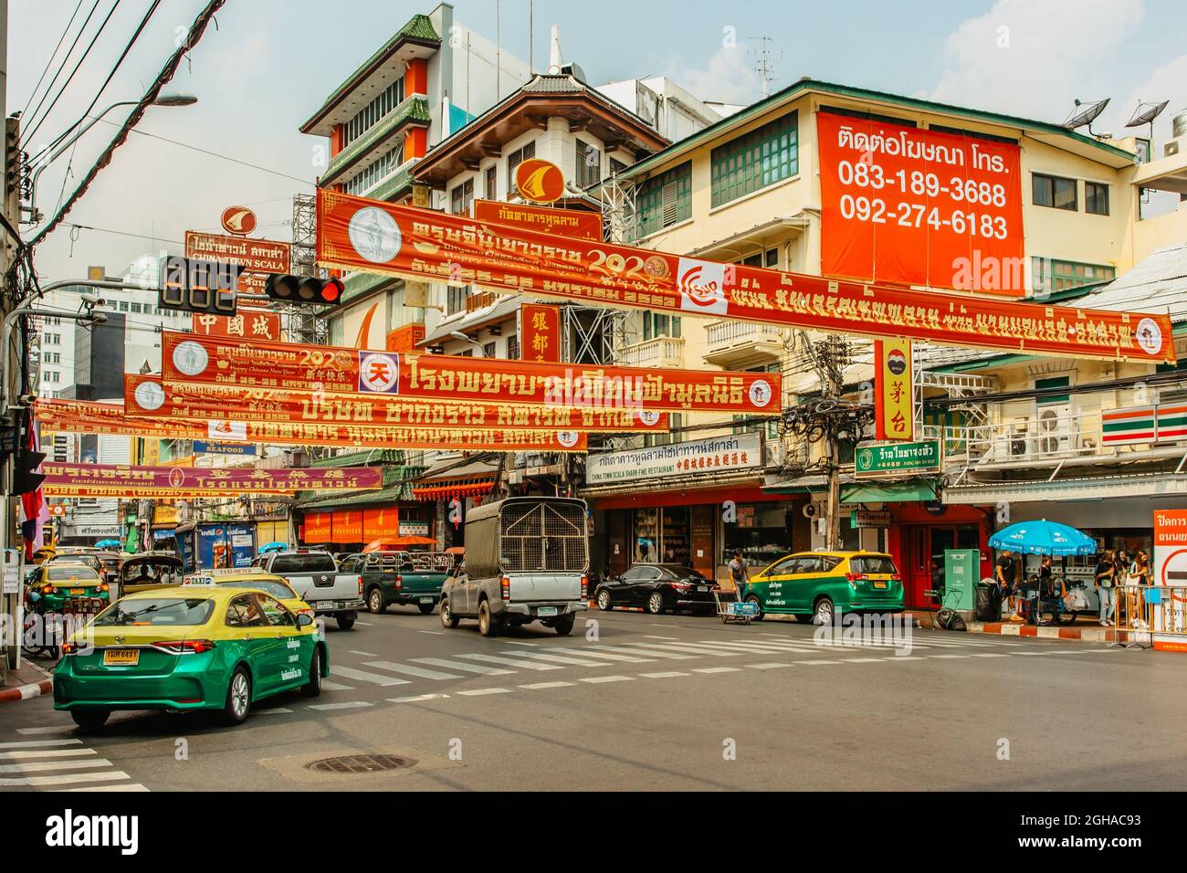 Bangkok, Thailandia - Gennaio 17,2020. Strada trafficata a Chinatown. Traffico mattutino a Yaowarat Road, famoso punto di riferimento a Bangkok. Trasporto Tailandese affollato Foto Stock