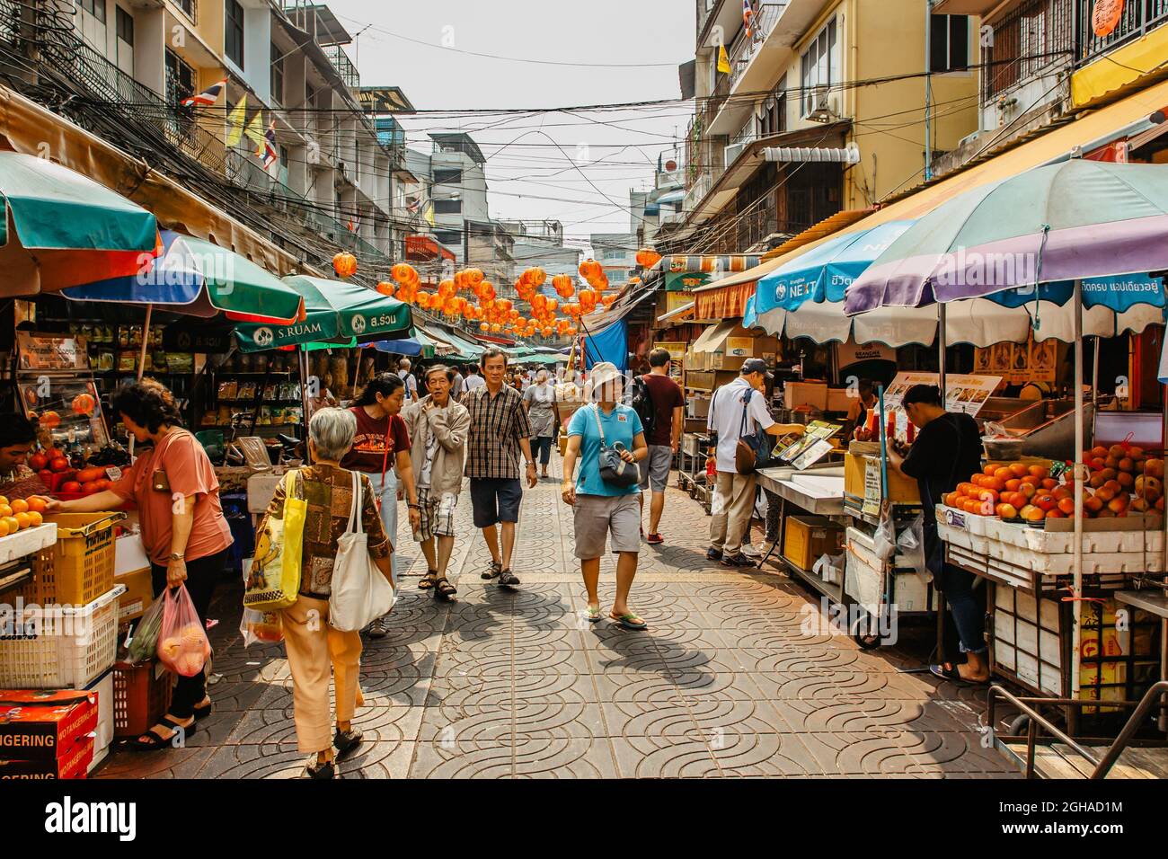 Bangkok, Thailandia - Gennaio 17,2020. Mattina occupato a Chinatown, shopping, bancarelle del mercato, venditori con cibo, frutta. Strada pedonale Tailandese affollata, wal Foto Stock