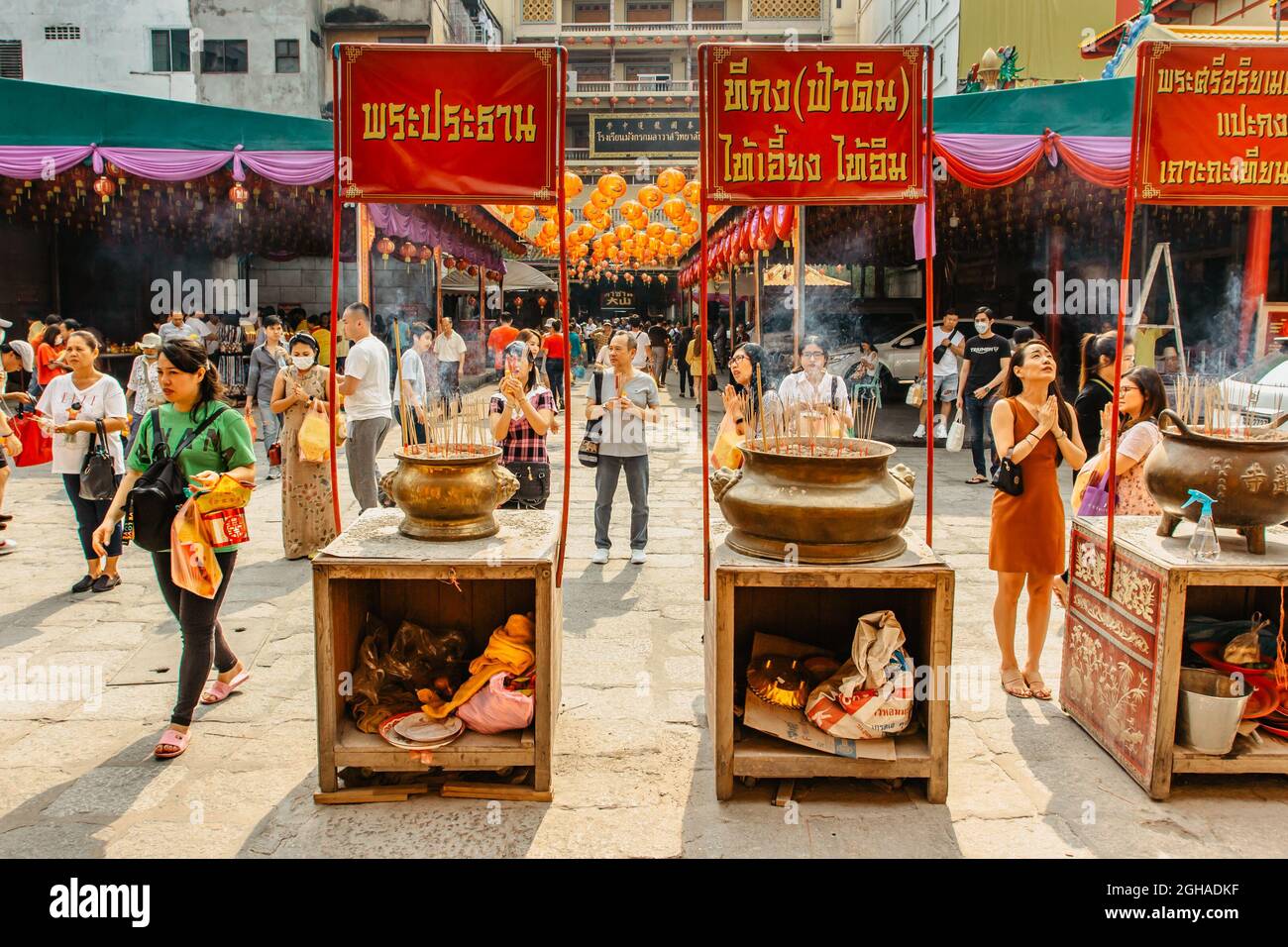 Bangkok, Thailandia - Gennaio 17,2020.Asian donne e uomini che vengono al tempio buddista per la celebrazione, incenso ardente bastoni, pregare, meditating.Religious Foto Stock