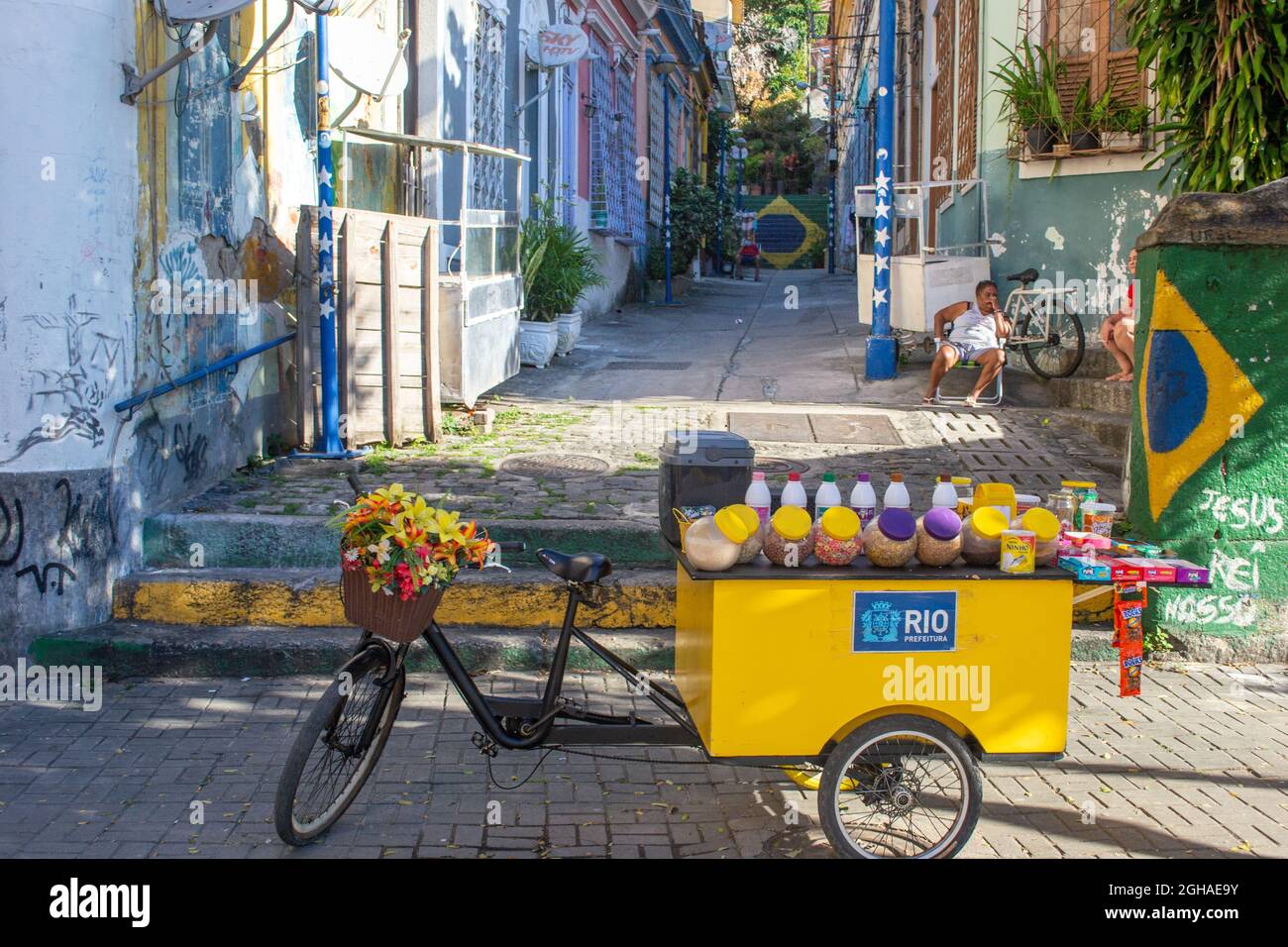 Triciclo che vende prodotti alimentari in una stretta strada coloniale nel distretto conosciuto come il Morro de la Concepcion (Morro da Conceição) a Rio de Janeiro, Fr Foto Stock