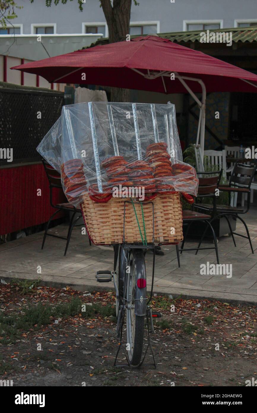 Venditore portatile simit con la bicicletta. La persona che vende i bagel con una bicicletta per guadagnare i soldi della vita. Foto Stock