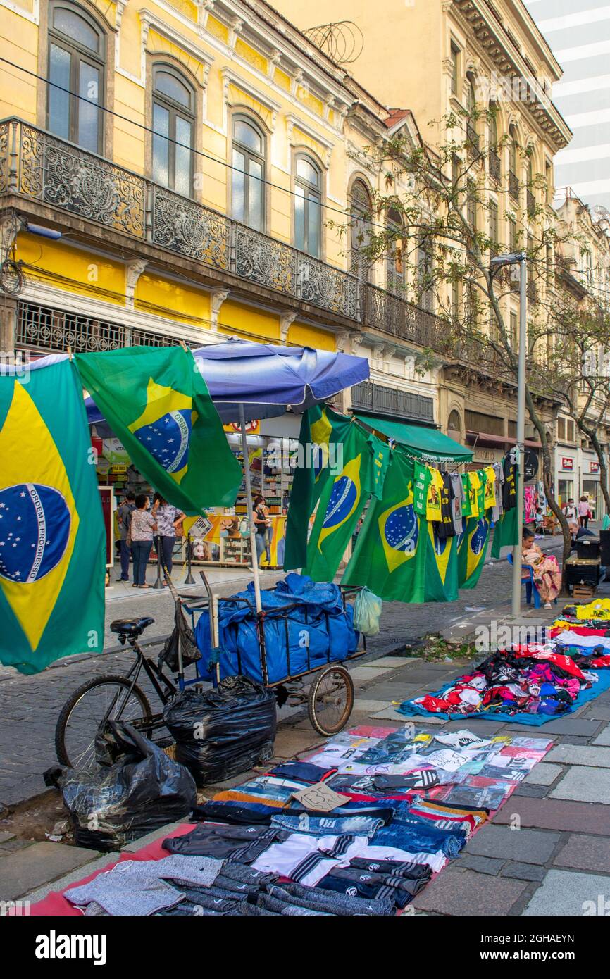 Piccola impresa che vende bandiere brasiliane e altri articoli nella parte coloniale del centro della città di Rio de Janeiro, Brasile. Questo quartiere è un famoso pl Foto Stock