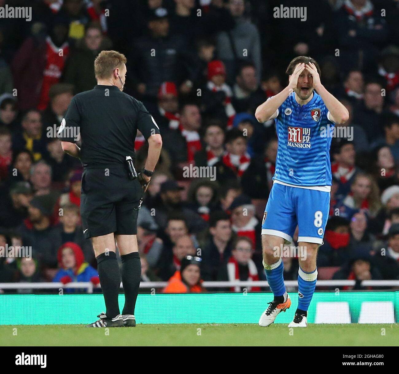 Harry Arter di Bournemouth chiede una penalità all'arbitro Mike Jones durante la partita della Premier League all'Emirates Stadium di Londra. Data foto 26 ottobre 2016 Pic David Klein/Sportimage via PA Images Foto Stock