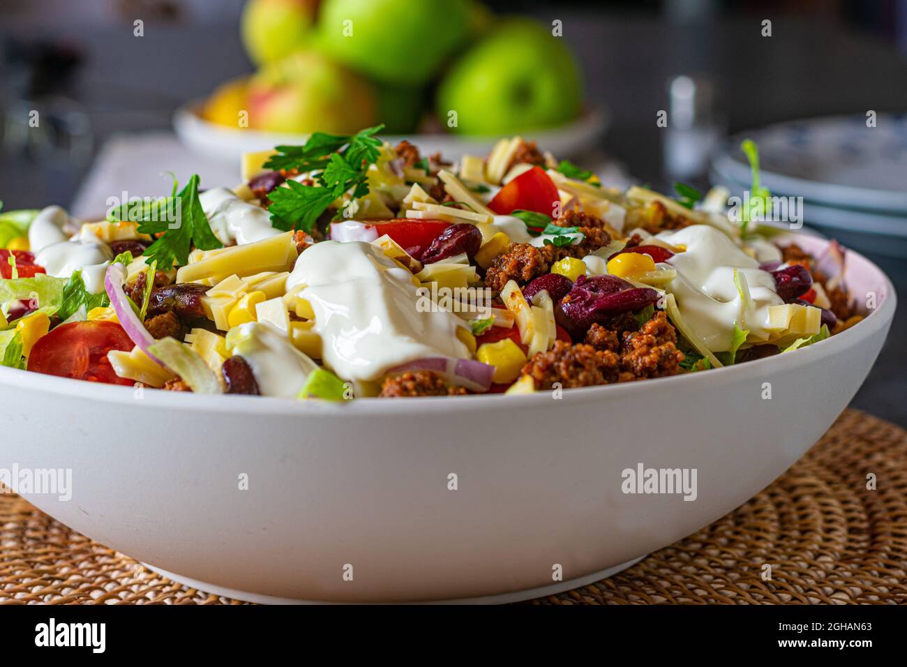 insalata messicana taco o insalata tex mex con carne macinata piccante, verdure, formaggio e panna acida condita in una ciotola Foto Stock