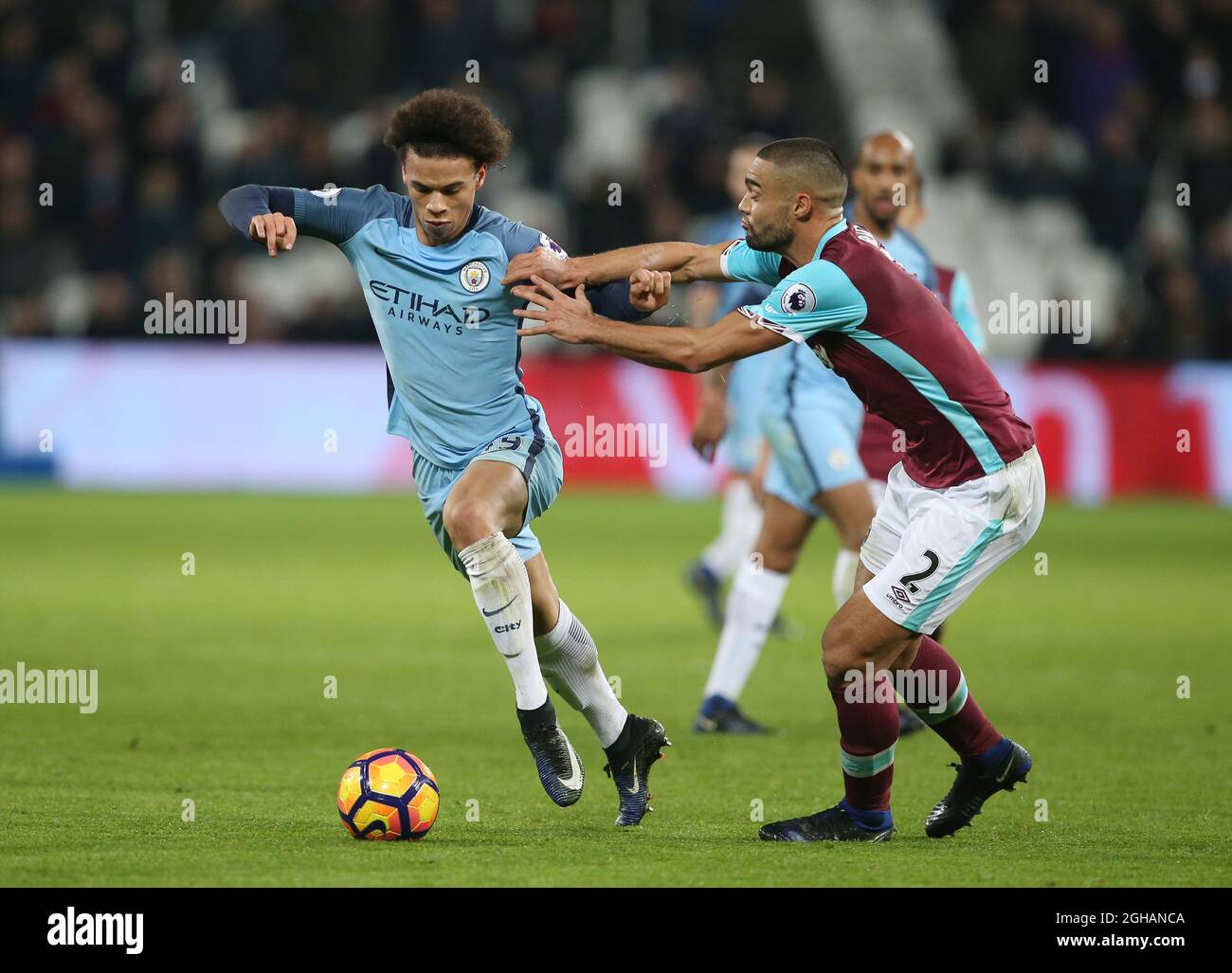 Il West Ham's Winston Reid si incomia con il Leroy Sane di Manchester City durante la partita della Premier League al London Stadium di Londra. Data foto 1 febbraio 2017 Pic David Klein/Sportimage via PA Images Foto Stock