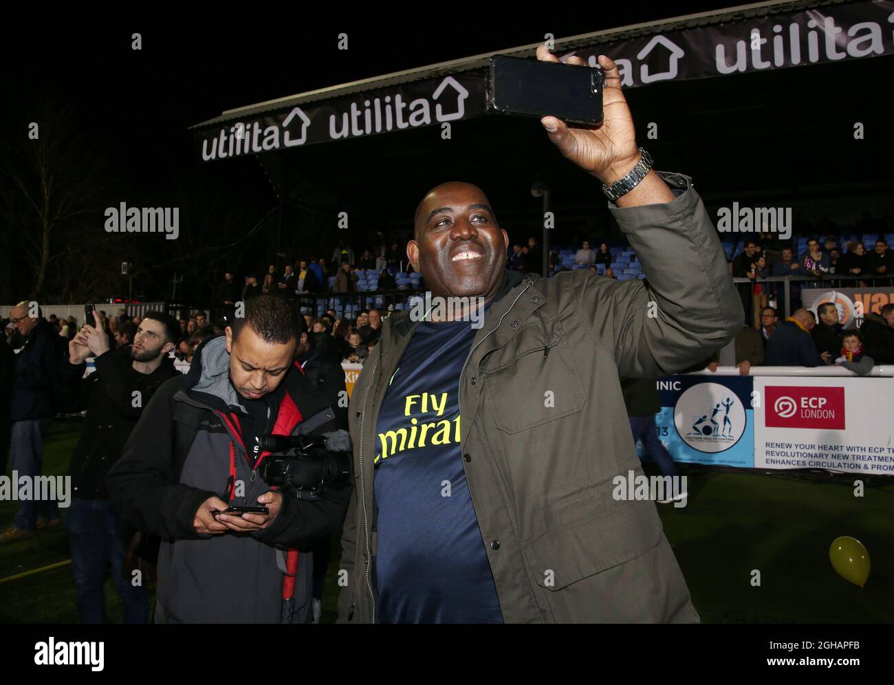 Robbie Lyle, fan tv dell'Arsenal, durante la partita della fa Cup Fifth Round al Borough Sports Ground Stadium di Londra. Data foto: 20 febbraio 2017.Pic credito dovrebbe leggere: David Klein/Sportimage via PA Images Foto Stock