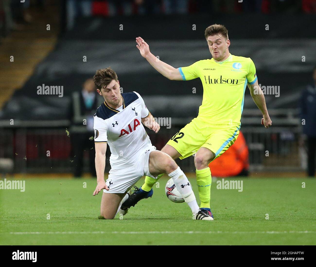 Ben Davies di Tottenham affronta Thomas Foket di Gent durante la partita di Coppa Europa del 32 al Wembley Stadium di Londra. Data foto 23 febbraio 2017 Pic David Klein/Sportimage via PA Images Foto Stock