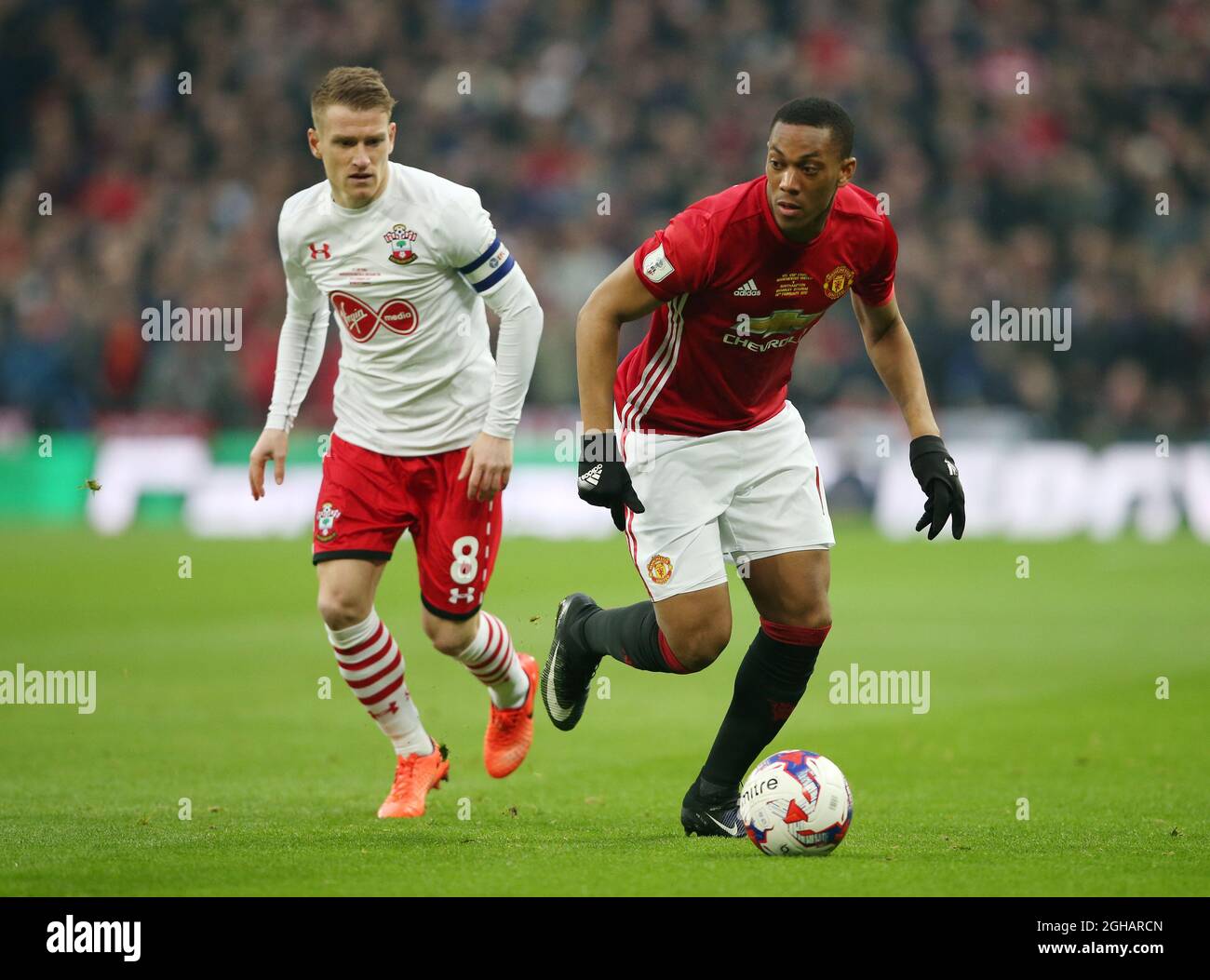 L'Anthony Martial del Manchester United si inchinano con Steven Davis di Southampton durante la partita finale della EFL Cup al Wembley Stadium di Londra. Data foto 26 febbraio 2017 Pic David Klein/Sportimage via PA Images Foto Stock