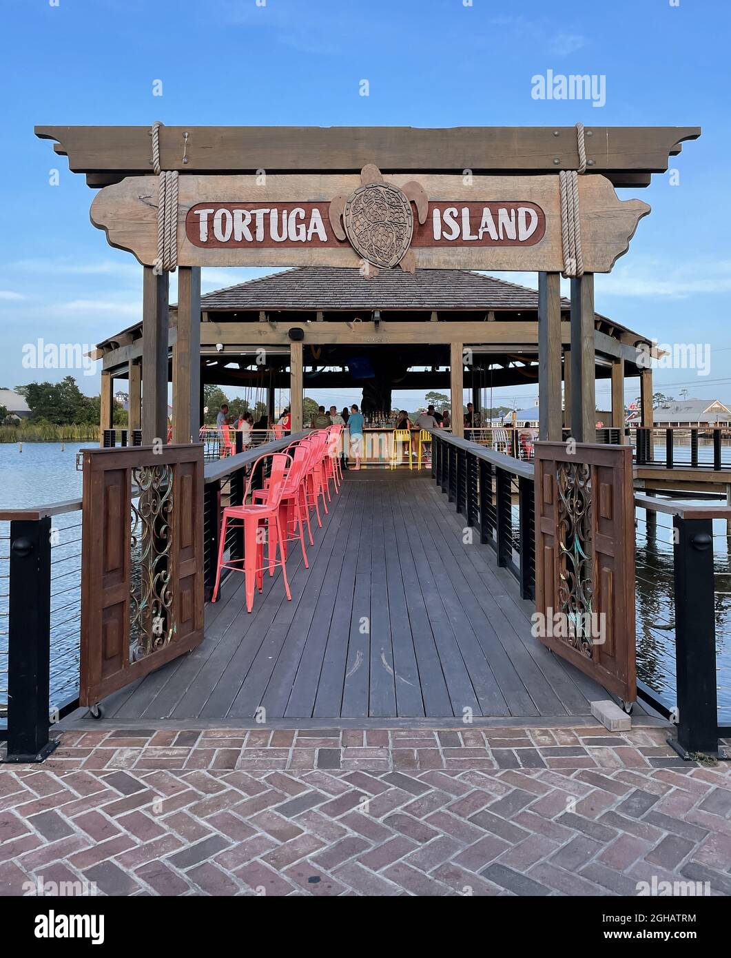 Myrtle Beach, SC / USA - 1 settembre 2021: Vista ravvicinata dell'ingresso dell'isola di Tortuga con i clienti al Barefoot Landing a Myrtle Beach Foto Stock