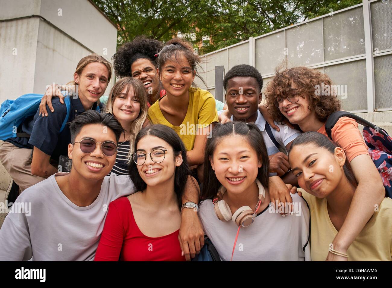 Selfie di un gruppo di studenti che guardano la telecamera sorridendo. Felice di tornare a scuola. Foto Stock