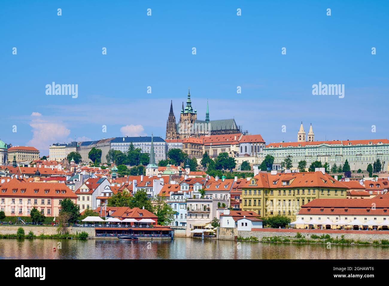 Panorama di Praga con il Castello in una giornata estiva Foto Stock