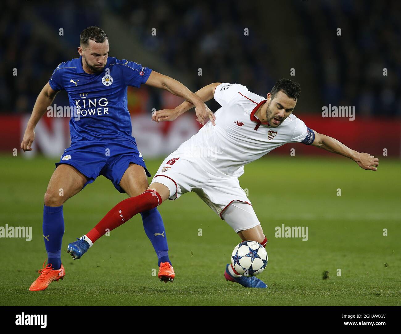 Daniel Drinkwater di Leicester City in azione con Vicente Iborra di Siviglia durante la UEFA Champions League Round del 16 - 2a tappa partita al King Power Stadium di Leicester. Data foto: 14 marzo 2017. Il credito PIC dovrebbe essere: Simon Bellis/Sportimage via PA Images Foto Stock