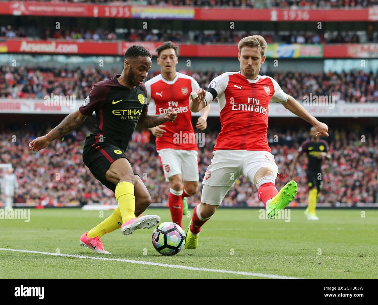 Nacho Monreal di Arsenal si inchinano con il Raheem Sterling di Manchester City durante la partita della Premier League all'Emirates Stadium di Londra. Data foto: 2 Aprile 2017. Il credito PIC dovrebbe essere: David Klein/Sportimage via PA Images Foto Stock