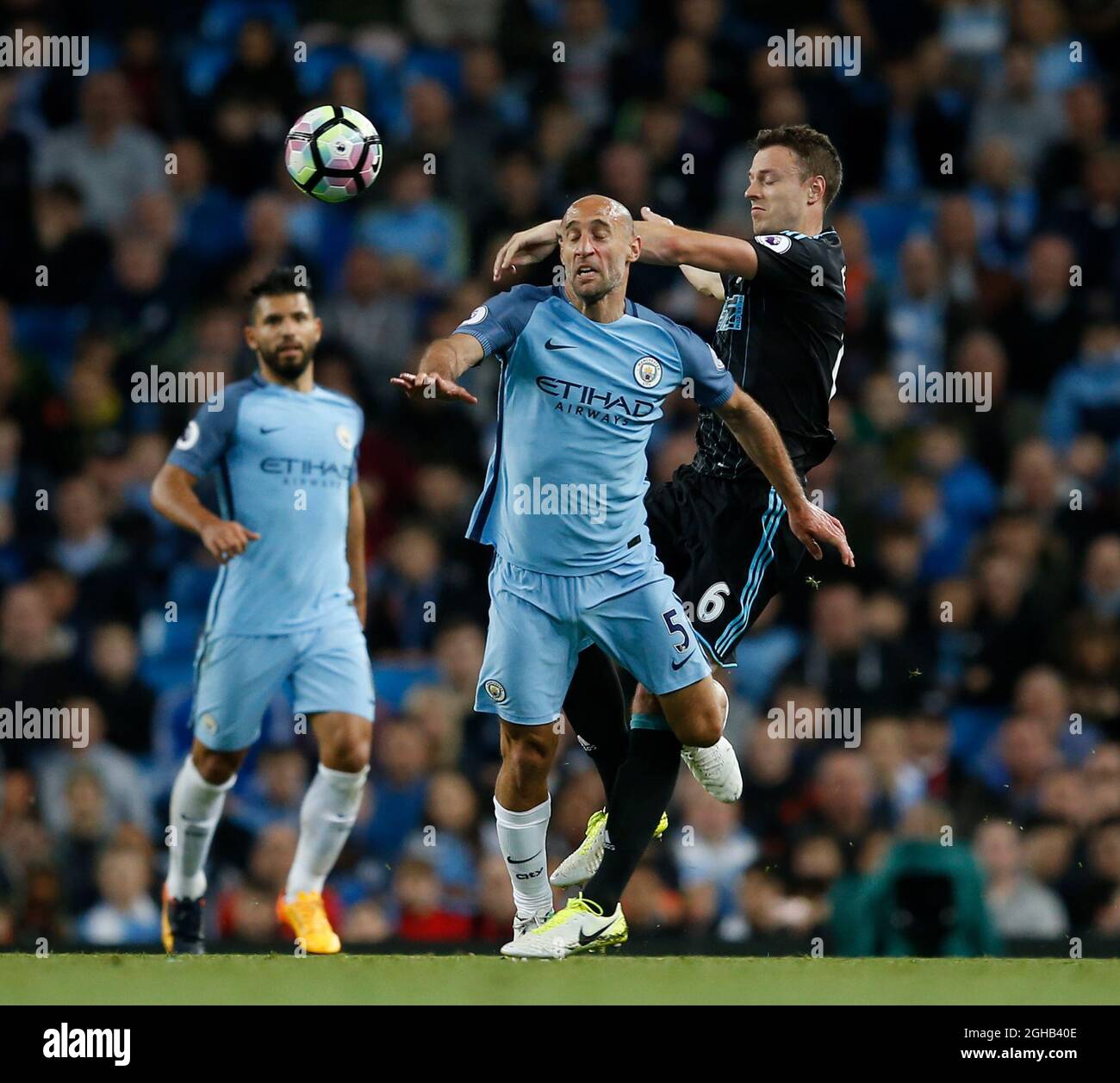 Pablo Zabaleta di Manchester City in azione con Jonny Evans di West Bromwich Albion durante la partita della Premier League inglese all'Etihad Stadium di Manchester. Data foto: 16 maggio 2017. Il credito PIC dovrebbe essere: Simon Bellis/Sportimage via PA Images Foto Stock