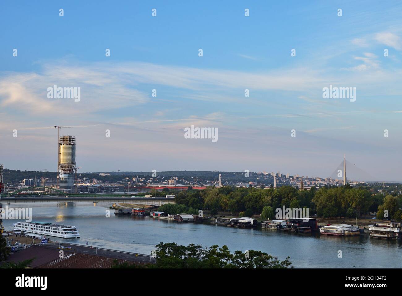 Vista panoramica di Belgrado, Serbia dalla fortezza di Kalemegdan in una mattinata estiva Foto Stock