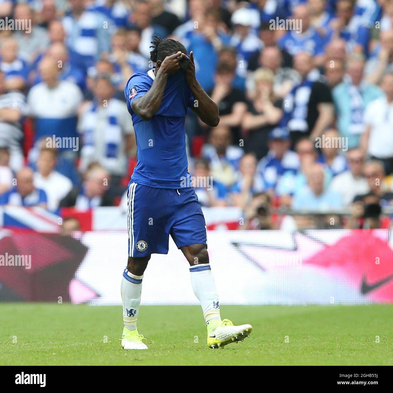 Victor Moses di Chelsea nasconde il suo volto mentre cammina seguendo questa carta rossa durante la partita finale di Emirates fa Cup al Wembley Stadium di Londra. Data foto: 27 maggio 2017. Il credito dovrebbe essere: David Klein/Sportimage via PA Images Foto Stock