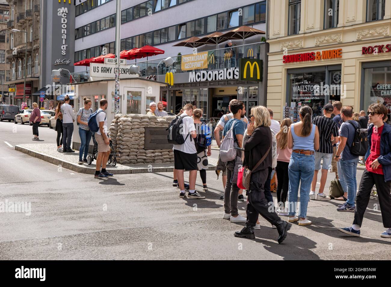 Berlino, Germania - 4 agosto 2021: Gruppo di persone al Checkpoint Charlie, vecchio muro di Berlino punto di attraversamento tra Berlino Est e Ovest, città landmar Foto Stock